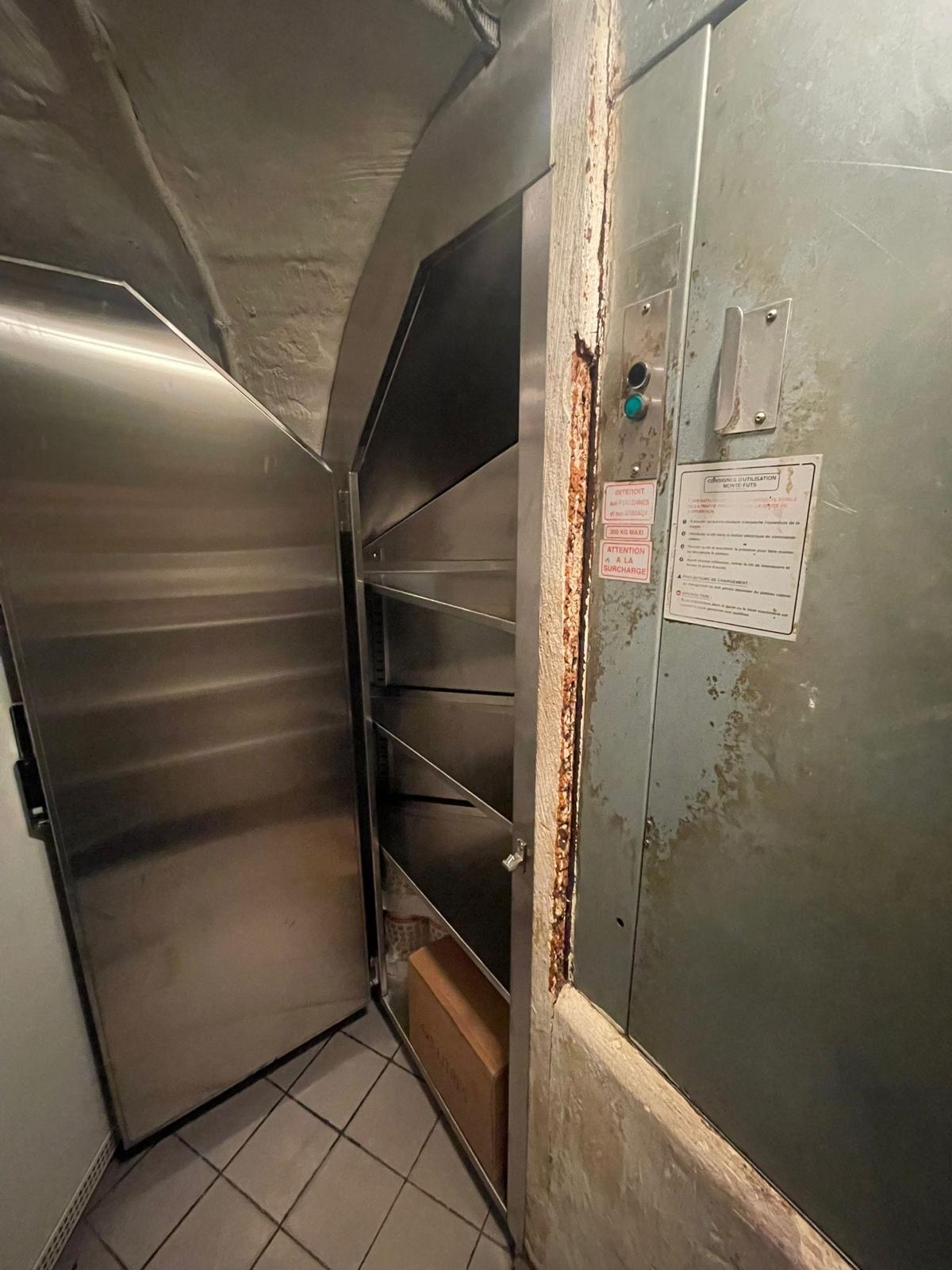 Agencement inox sur mesure sous voûte | Inoxier Paris Agencement inox sur mesure avec armoire de stockage adaptée à une voûte réalisé par un inoxier à Paris