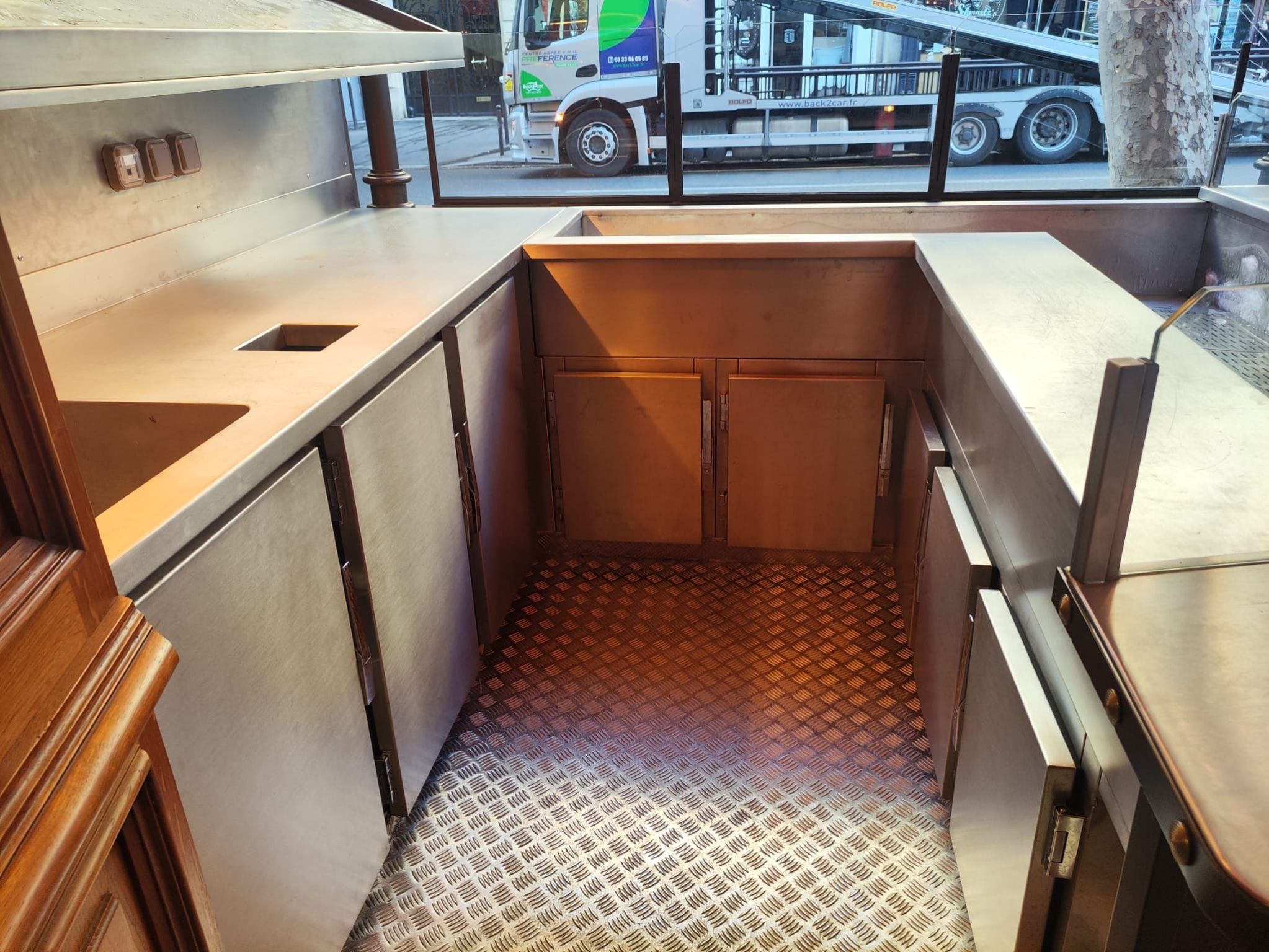 Aménagement technique du bar à huîtres du Stella Vue intérieure du bar à huîtres du Stella avec plans de travail, rangements et équipements inox réalisés sur mesure par Paris Inox.