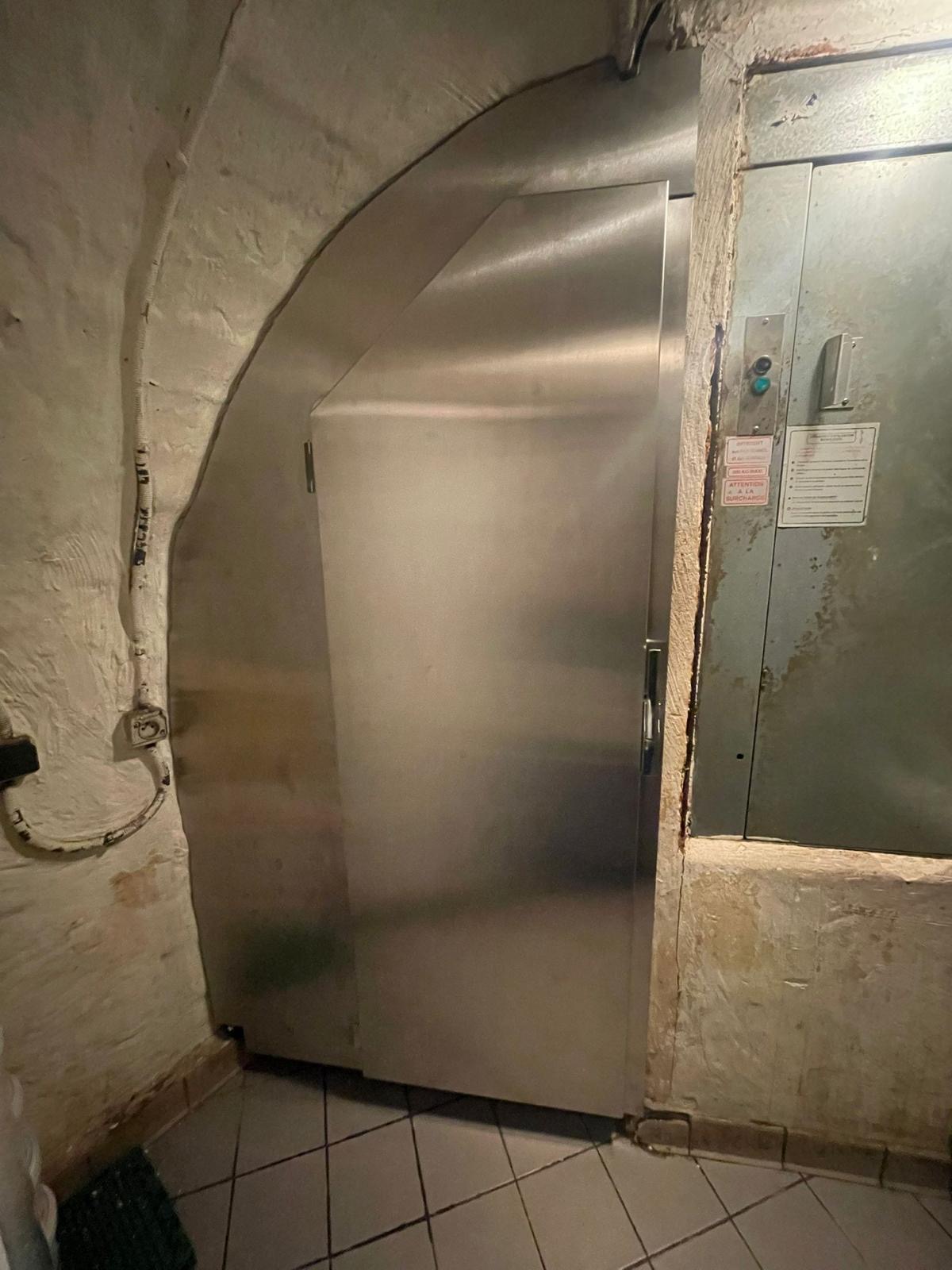 Armoire inox sur mesure sous voûte | Paris Inox Armoire inox sur mesure fabriquée pour s'intégrer sous une voûte dans un local professionnel par Paris Inox