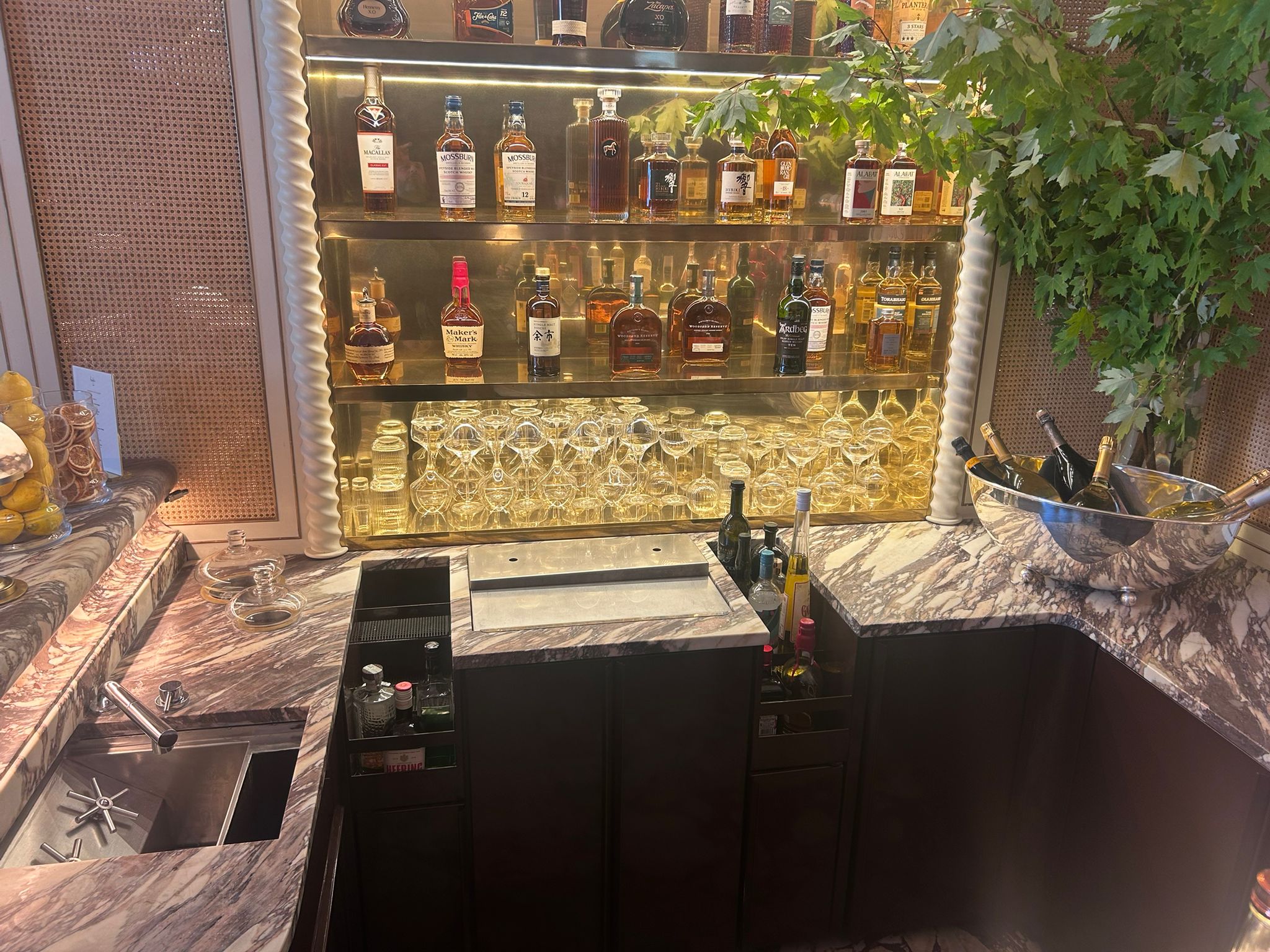 Back bar sur-mesure pour un restaurant Back bar sur-mesure pour le restaurant Loulou, réalisé par Paris Inox