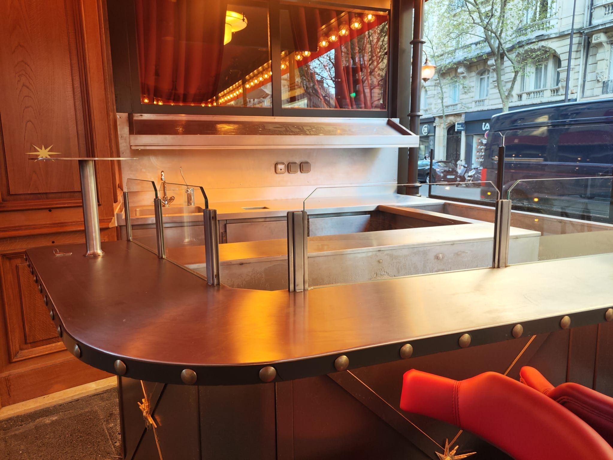Bar à huîtres inox sur mesure au Stella Bar à huîtres sur mesure avec habillage décoratif, plan de travail inox et protections en verre réalisé par Paris Inox pour Le Stella.