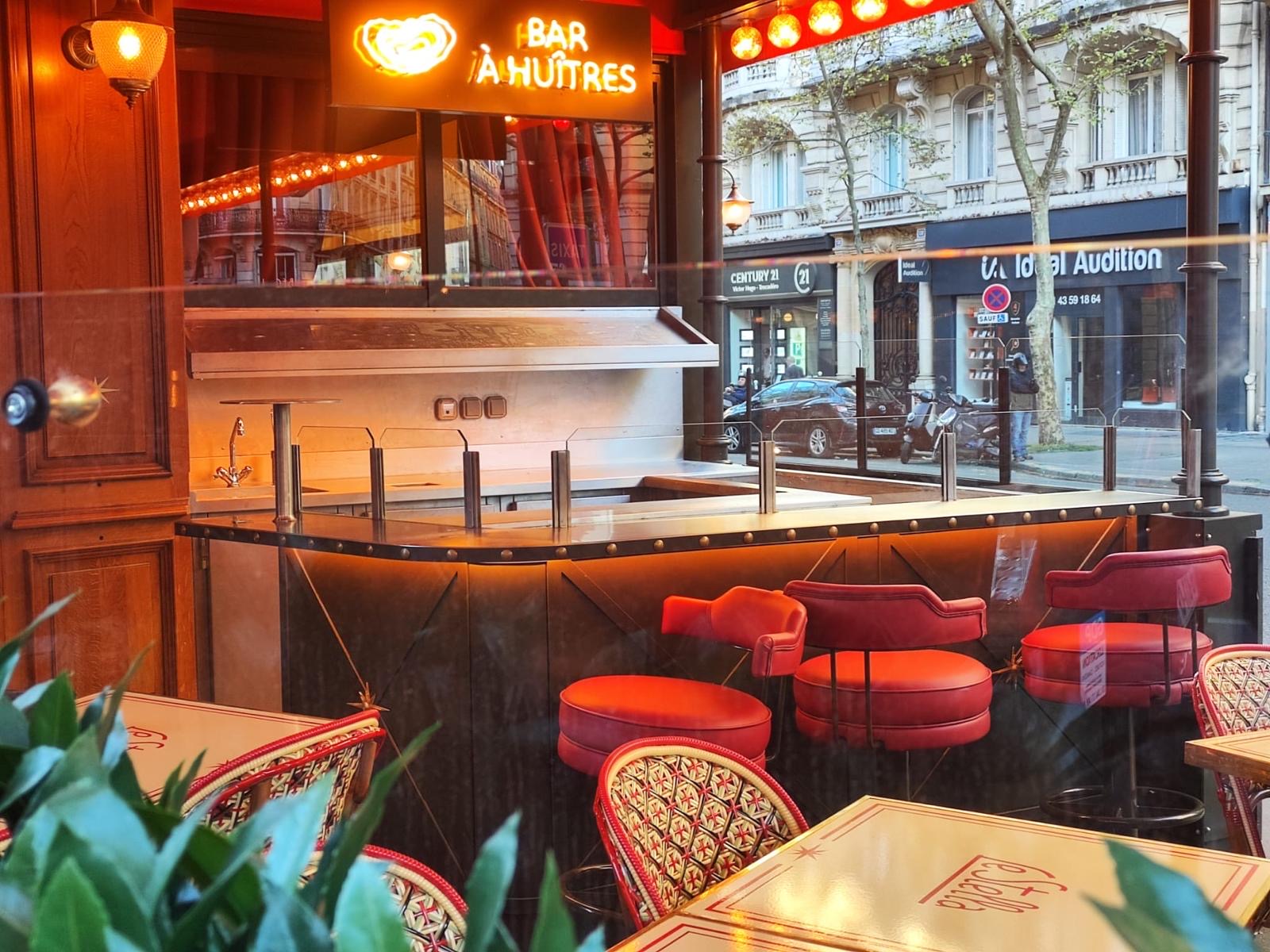 Bar à huîtres sur mesure avec plan de travail inox et protections en verre réalisé par Paris Inox pour un restaurant haut de gamme.