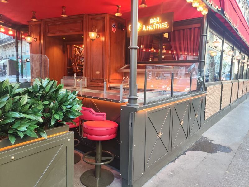 Bar à huîtres sur terrasse pour Le Stella Bar à huîtres sur mesure installé en façade du restaurant Le Stella avec mobilier professionnel et protections en verre réalisés par Paris Inox