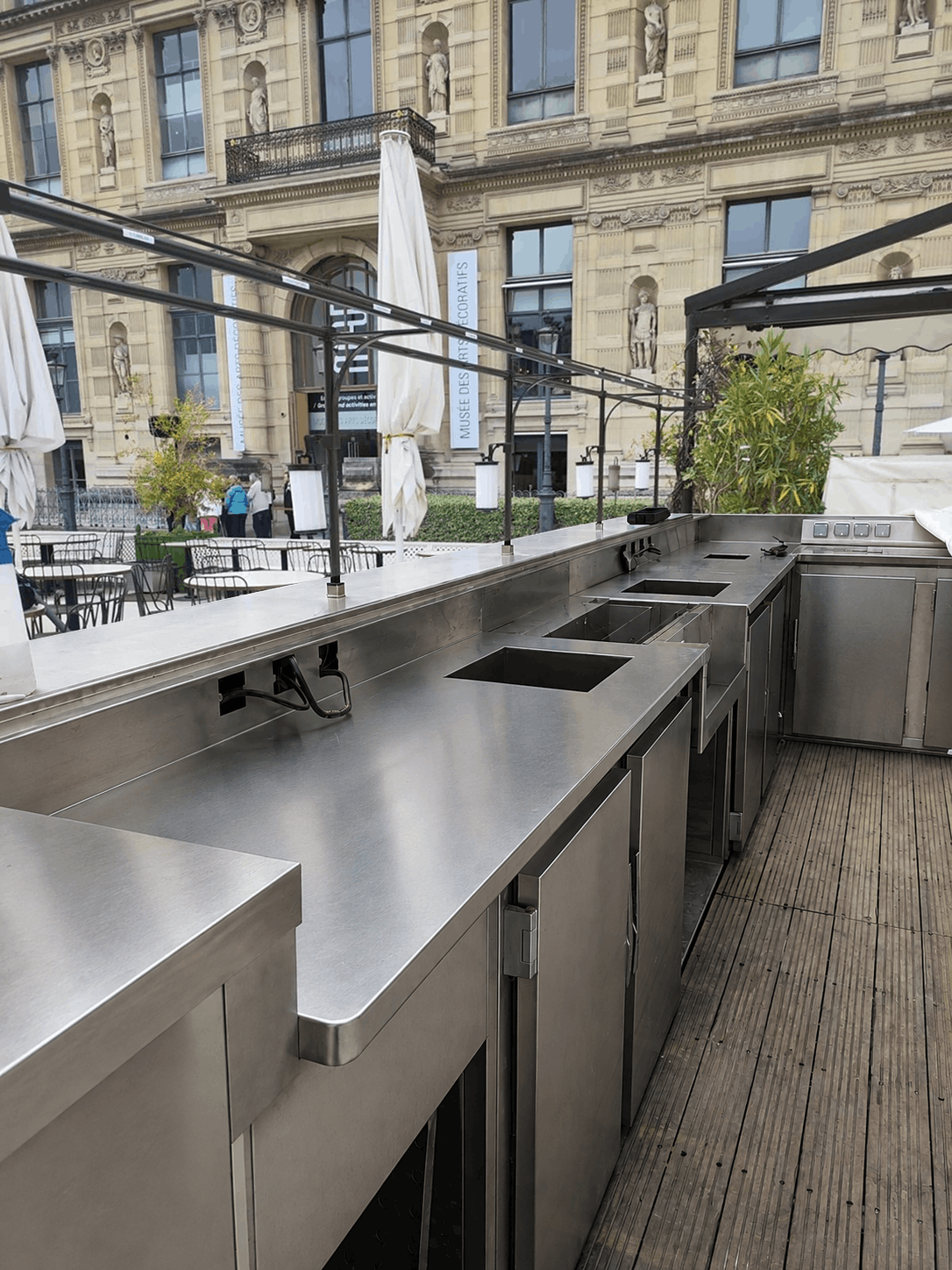 Comptoir bar en inox sur-mesure pour une terrasse à Paris
