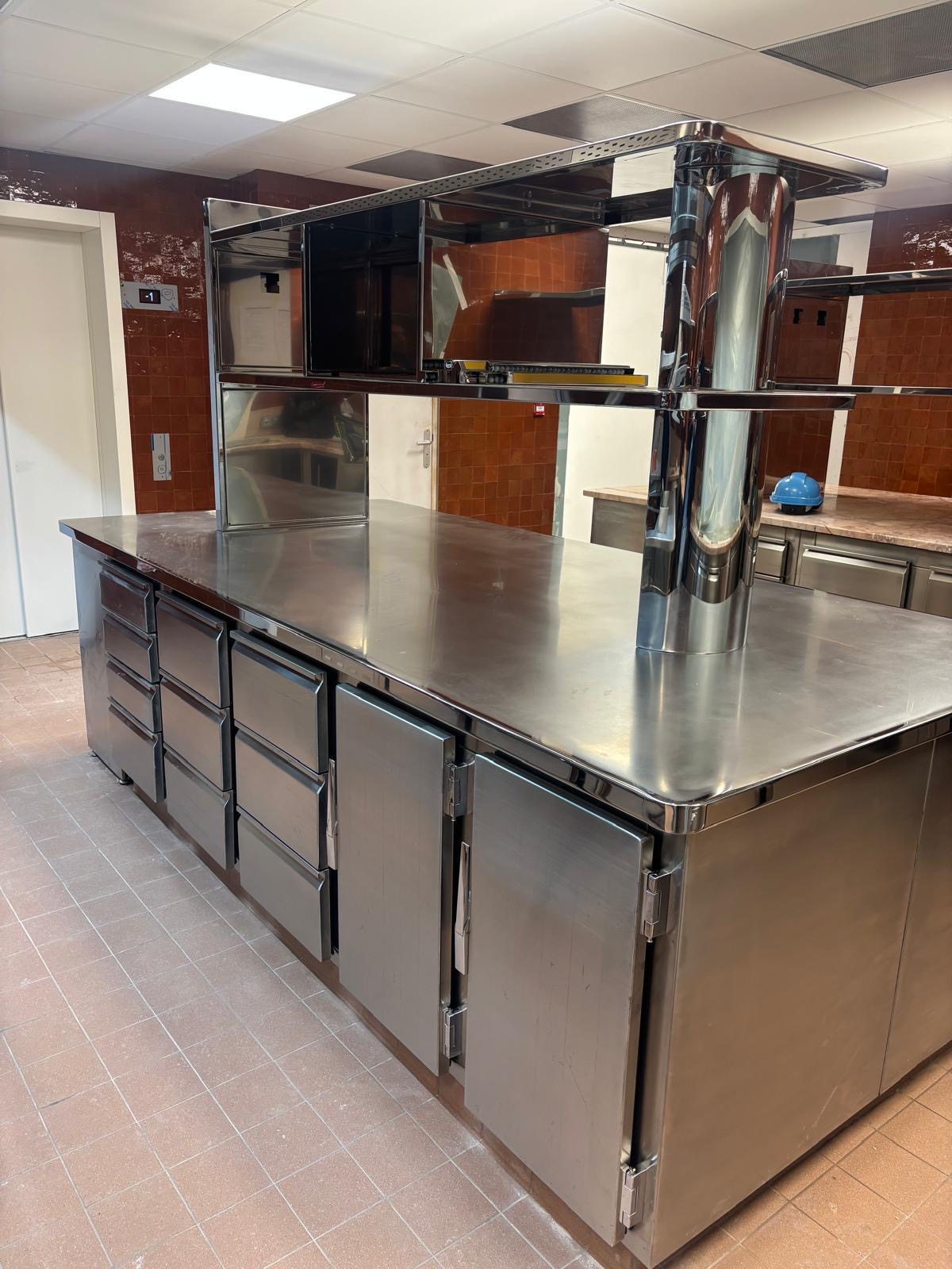 Comptoir inox professionnel sur mesure pour restauration Comptoir en inox sur mesure avec tiroirs, portes et structure centrale de présentation pour espace de restauration