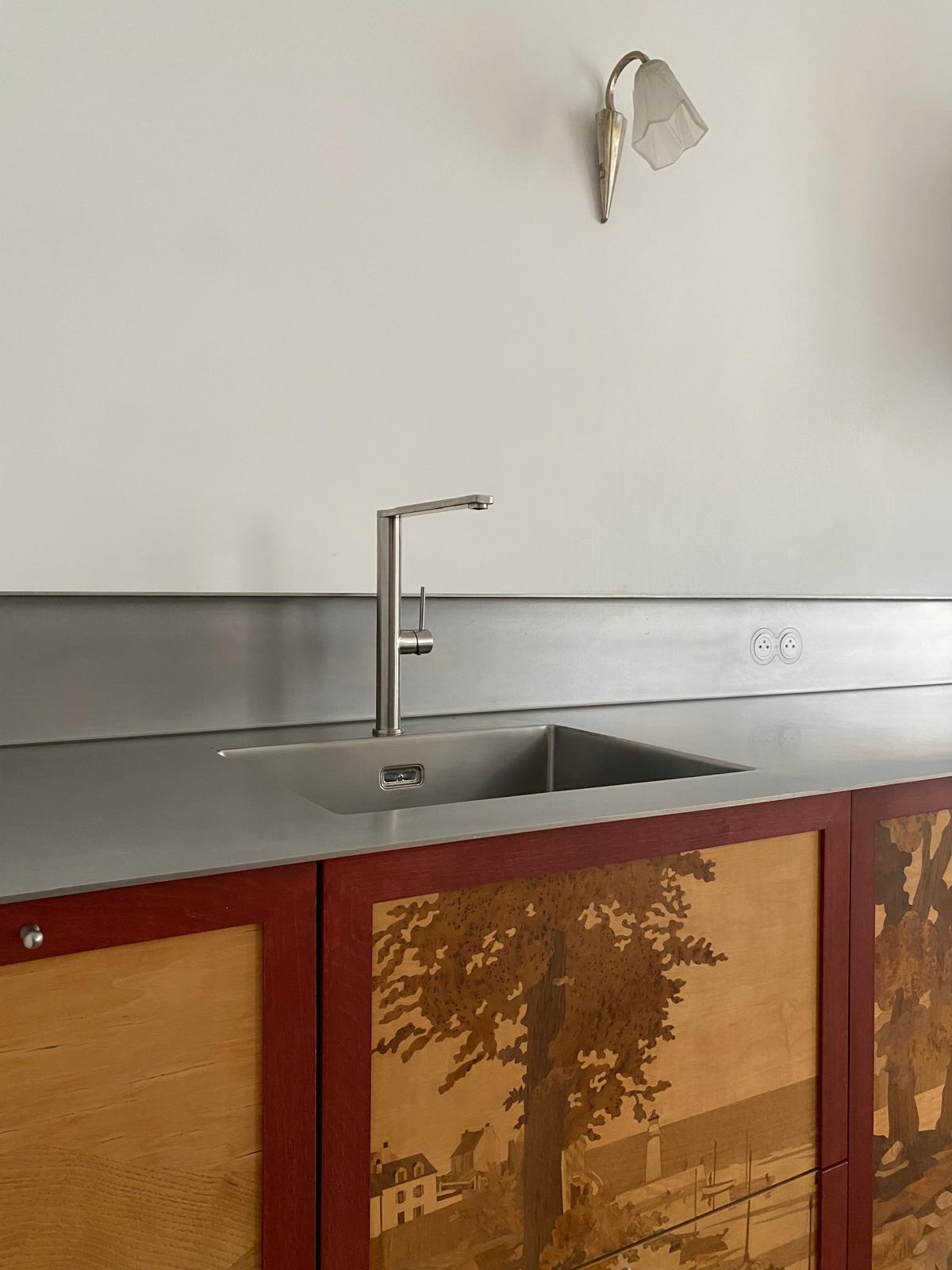 Crédence en inox et plan de travail réalisés sur mesure dans une cuisine