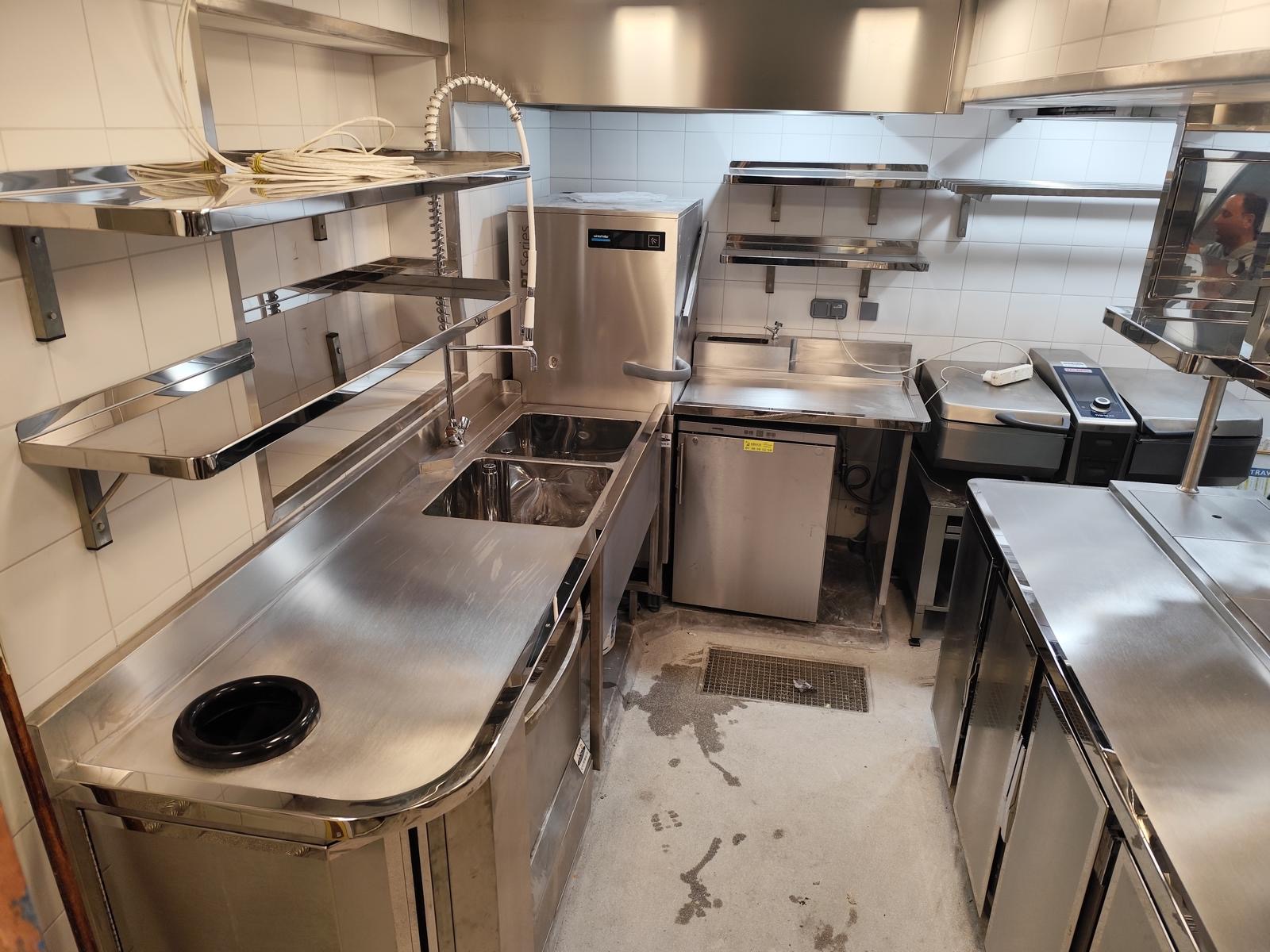 Cuisine professionnelle équipée de plans de travail, étagères et mobilier inox fabriqués sur mesure