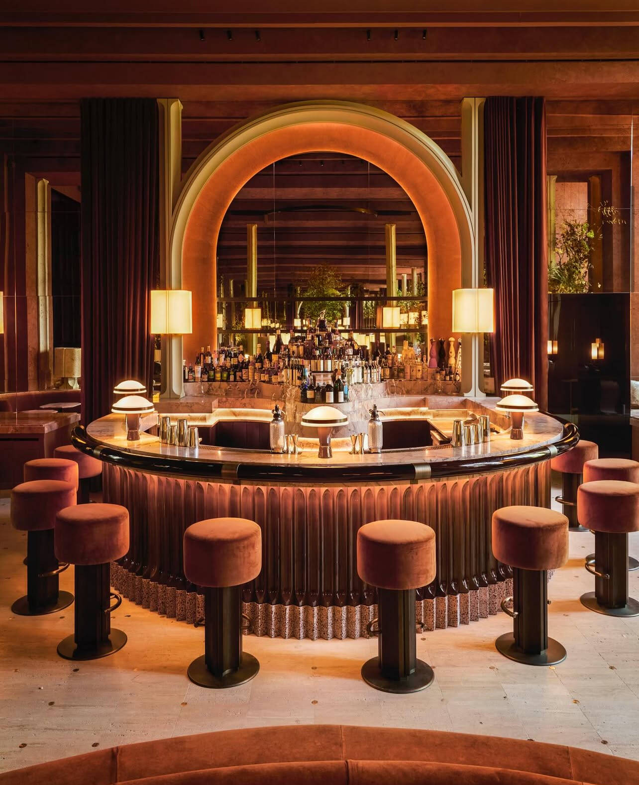 Bar central sur mesure avec habillage décoratif et plan de travail professionnel réalisé par Paris Inox pour Le Grand Café.