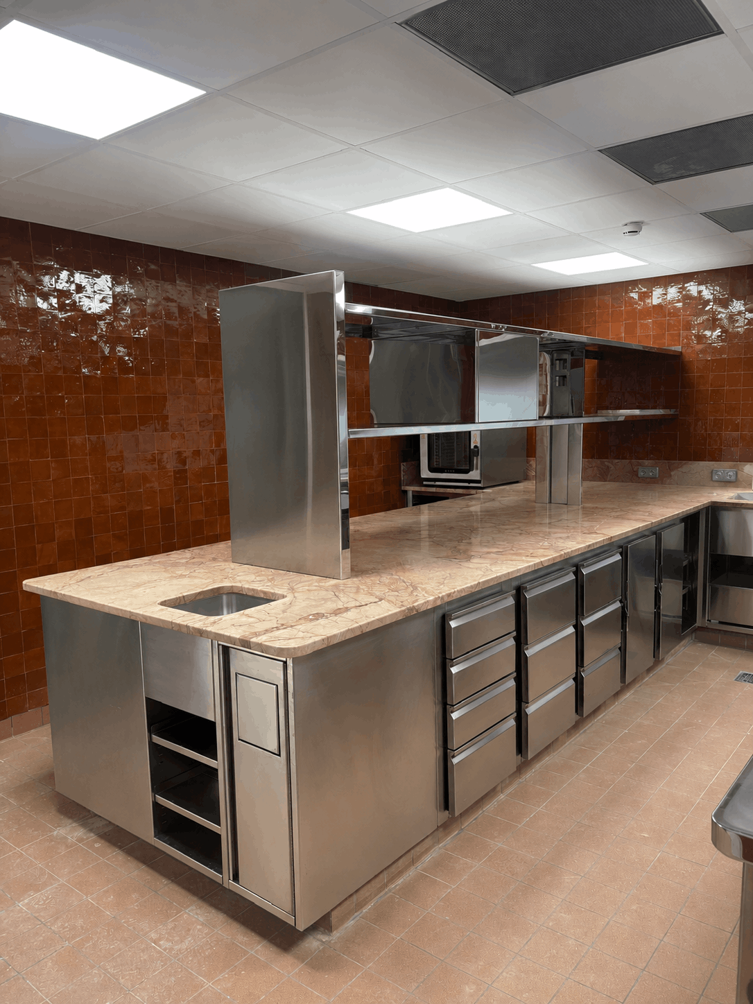 Agencement inox sur mesure pour restaurant | Paris Inox Fabrication d'un îlot central en inox avec tiroirs et plan de travail pour restaurant réalisée par Paris Inox