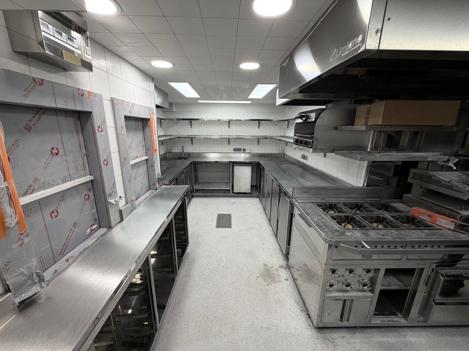 Fabrication inox sur mesure pour cuisine professionnelle à Paris | Paris Inox Cuisine professionnelle équipée d'un agencement inox sur mesure avec plans de travail, meubles inox et zone de cuisson réalisés par Paris Inox