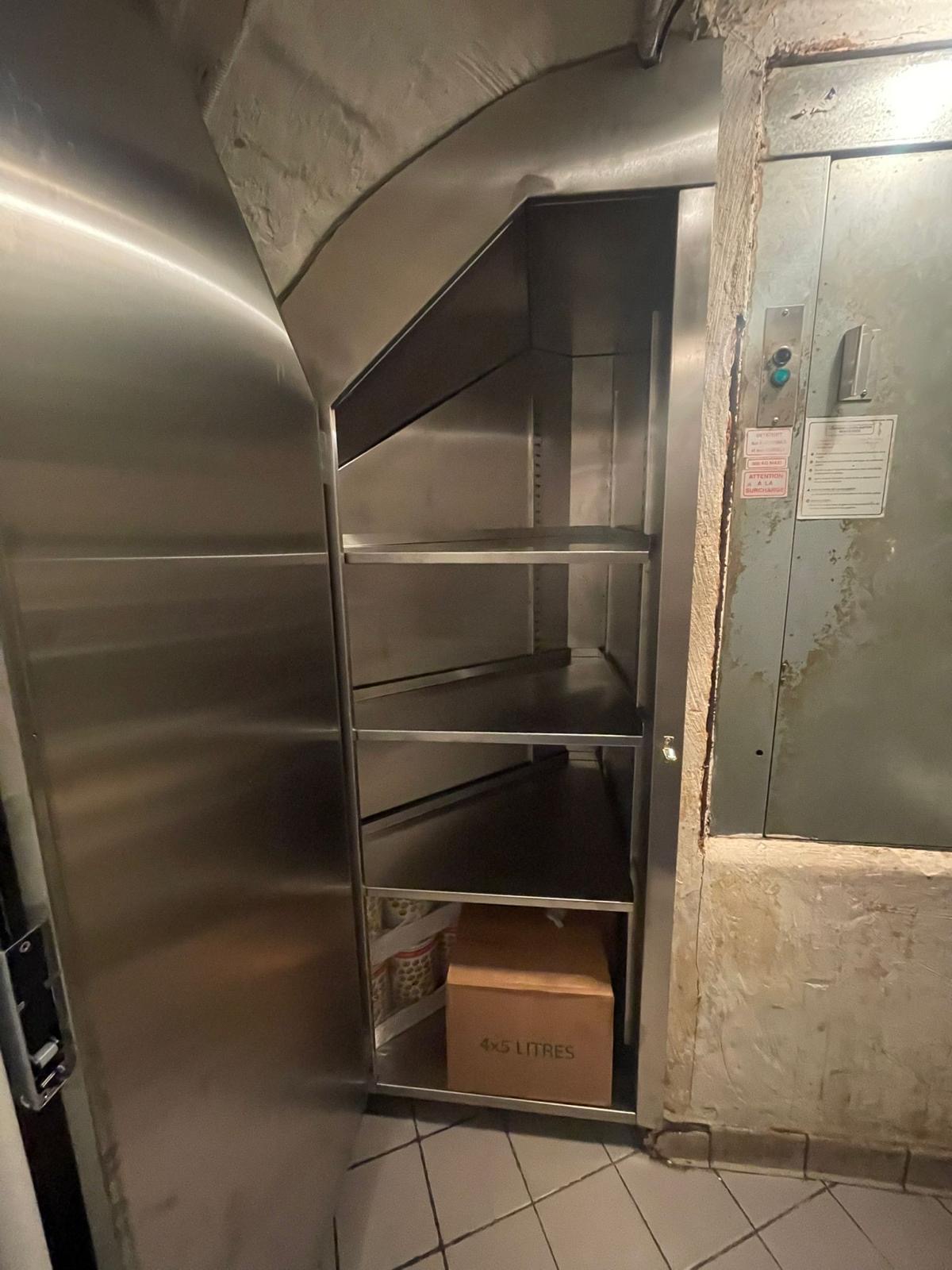Fabrication armoir inox sur mesure pour espace contraint | Paris Inox Ouvrage inox sur mesure conçu pour épouser la forme d'une voûte et optimiser l'espace de stockage