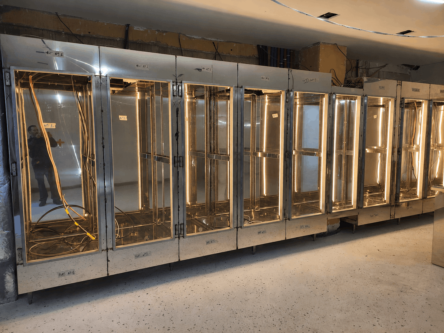 Vitrine réfrigérée en inox avec éclairage intégré réalisée sur mesure