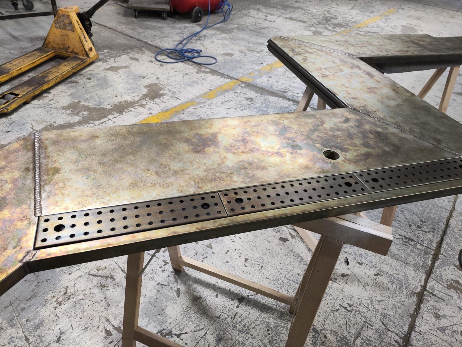 Piste en zinc professionnelle pour bar haut de gamme Piste en zinc patiné fabriqué sur mesure en atelier avec grille d'égouttage intégrée