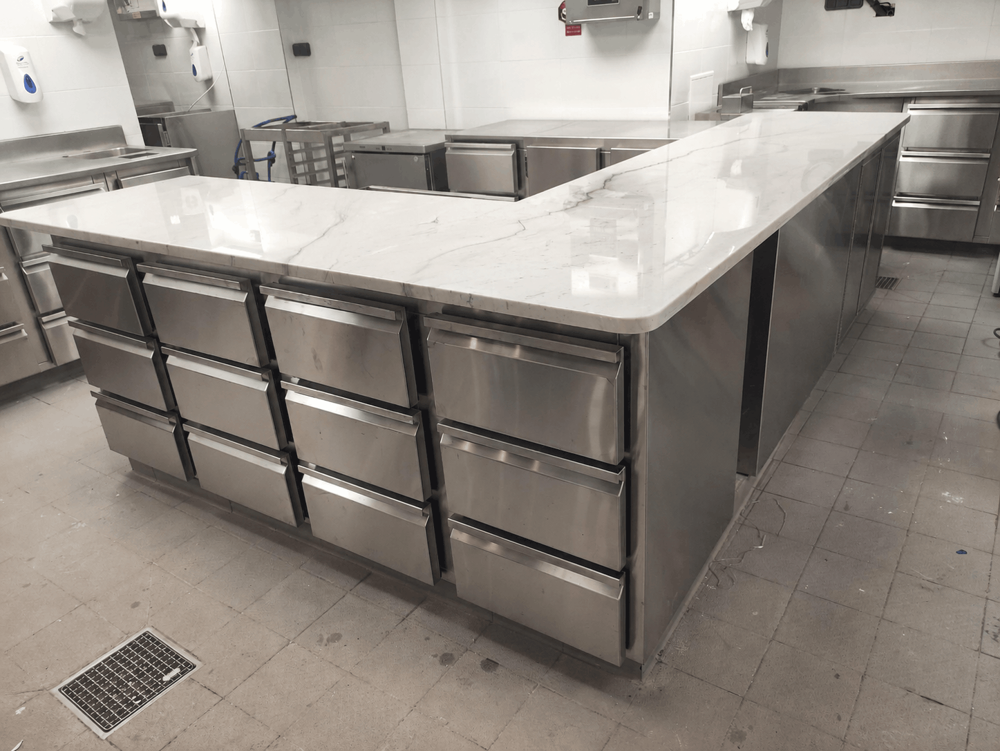 Îlot central en inox fabriqué sur mesure avec tiroirs de rangement pour cuisine professionnelle