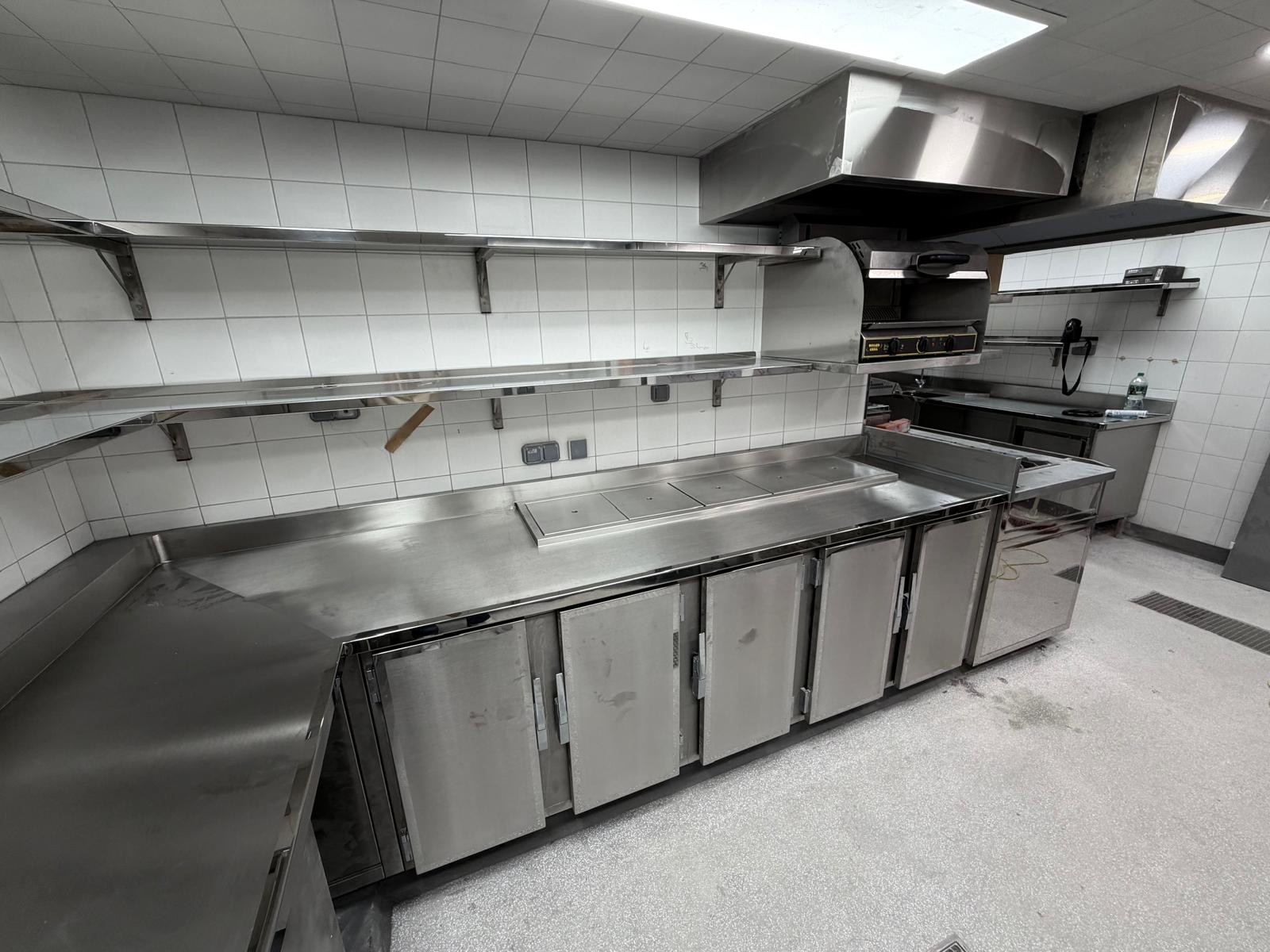 Meuble inox professionnel sur mesure pour restaurant | Inoxier Paris Meuble bas inox professionnel avec étagères murales en inox fabriqué sur mesure pour cuisine de restaurant par un inoxier à Paris
