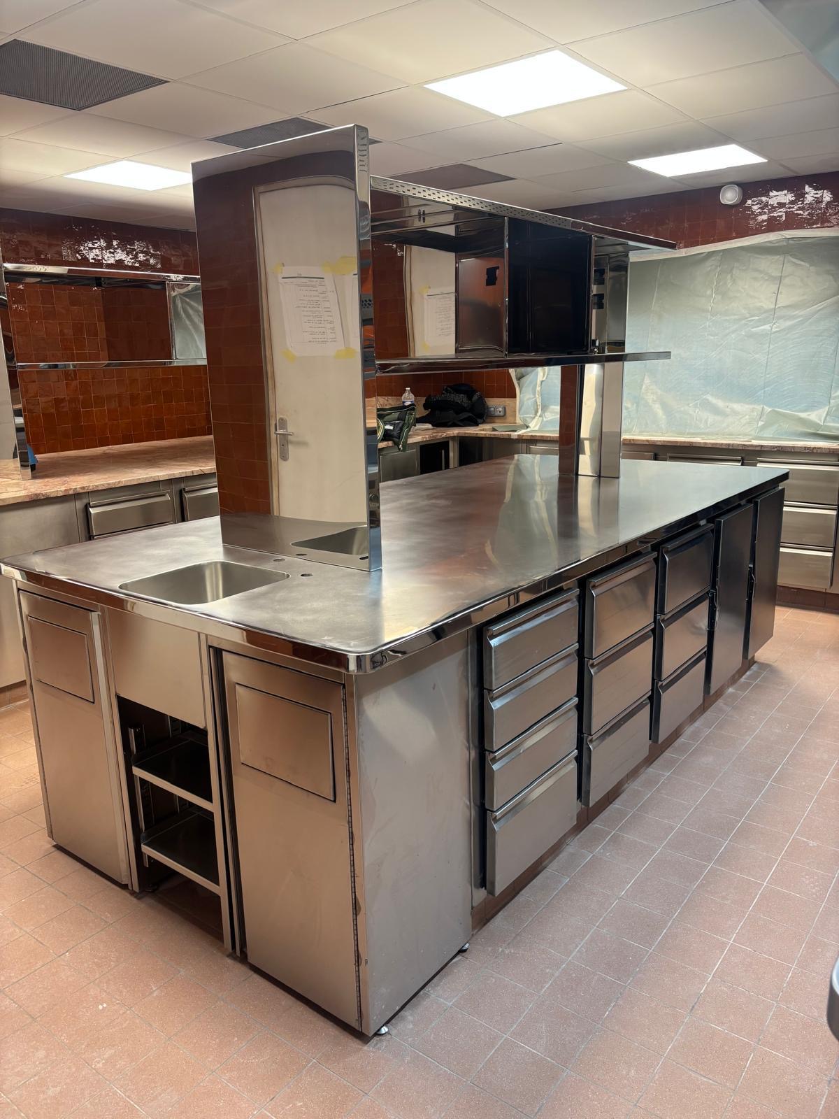 Mobilier inox sur mesure avec îlot central professionnel | Paris Inox Mobilier inox sur mesure avec îlot central, rangements intégrés et étagères de service pour cuisine professionnelle réalisé par Paris Inox