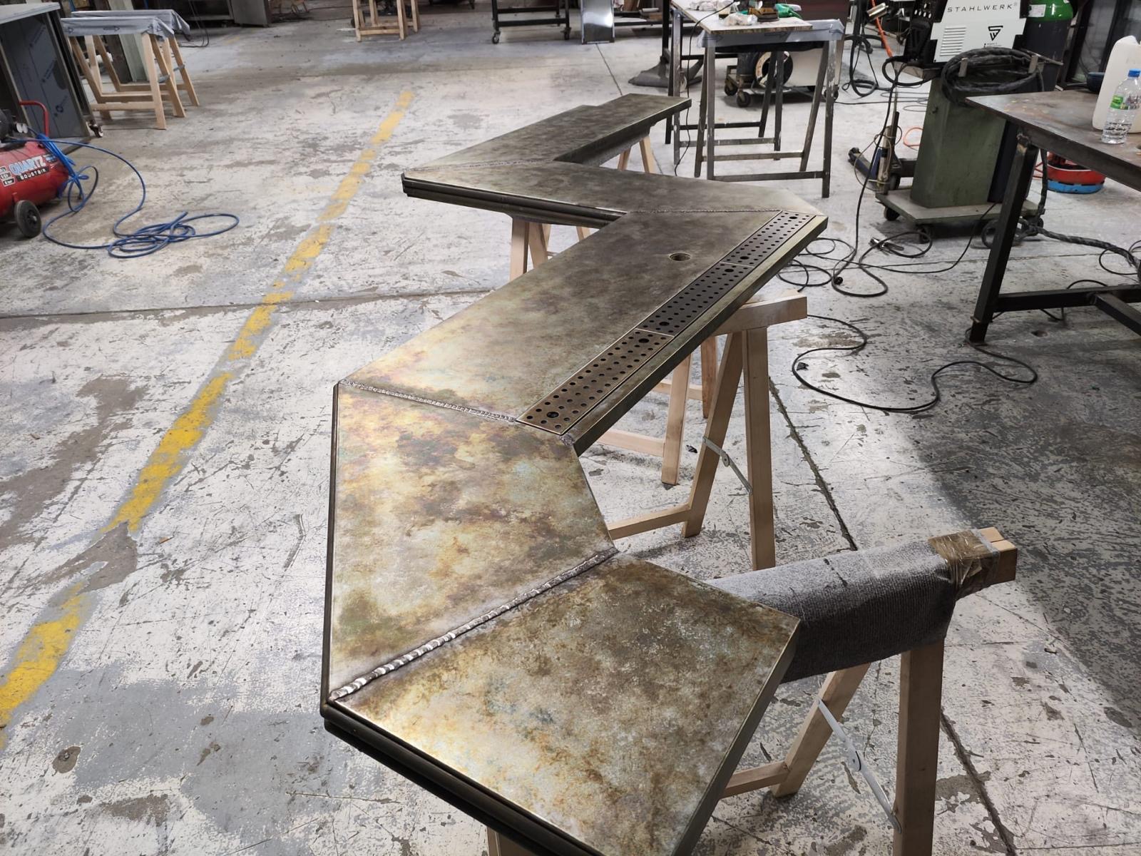 Piste en zinc fabriquée sur mesure pour comptoir de bar professionnel par Paris Inox
