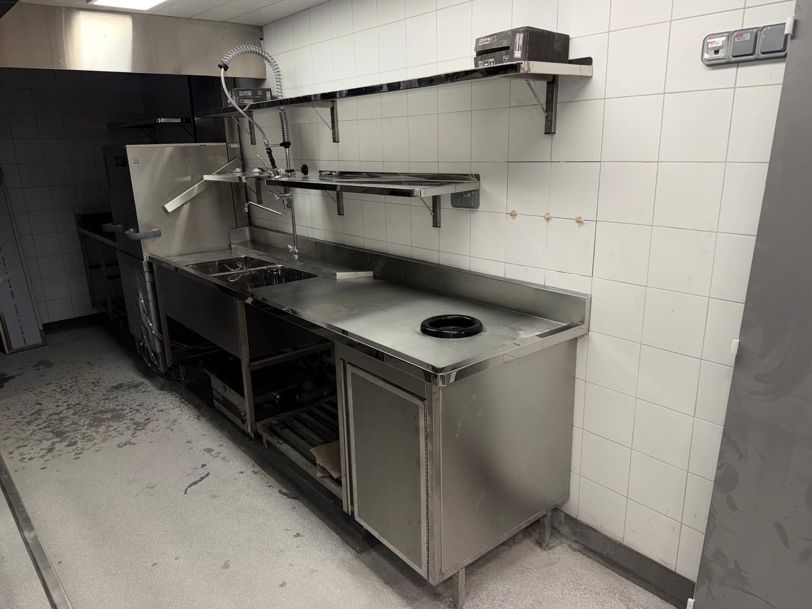Poste de lavage inox sur mesure pour cuisine professionnelle | Paris Inox Poste de lavage en inox avec évier professionnel, tablette et rangement fabriqué sur mesure pour une cuisine professionnelle