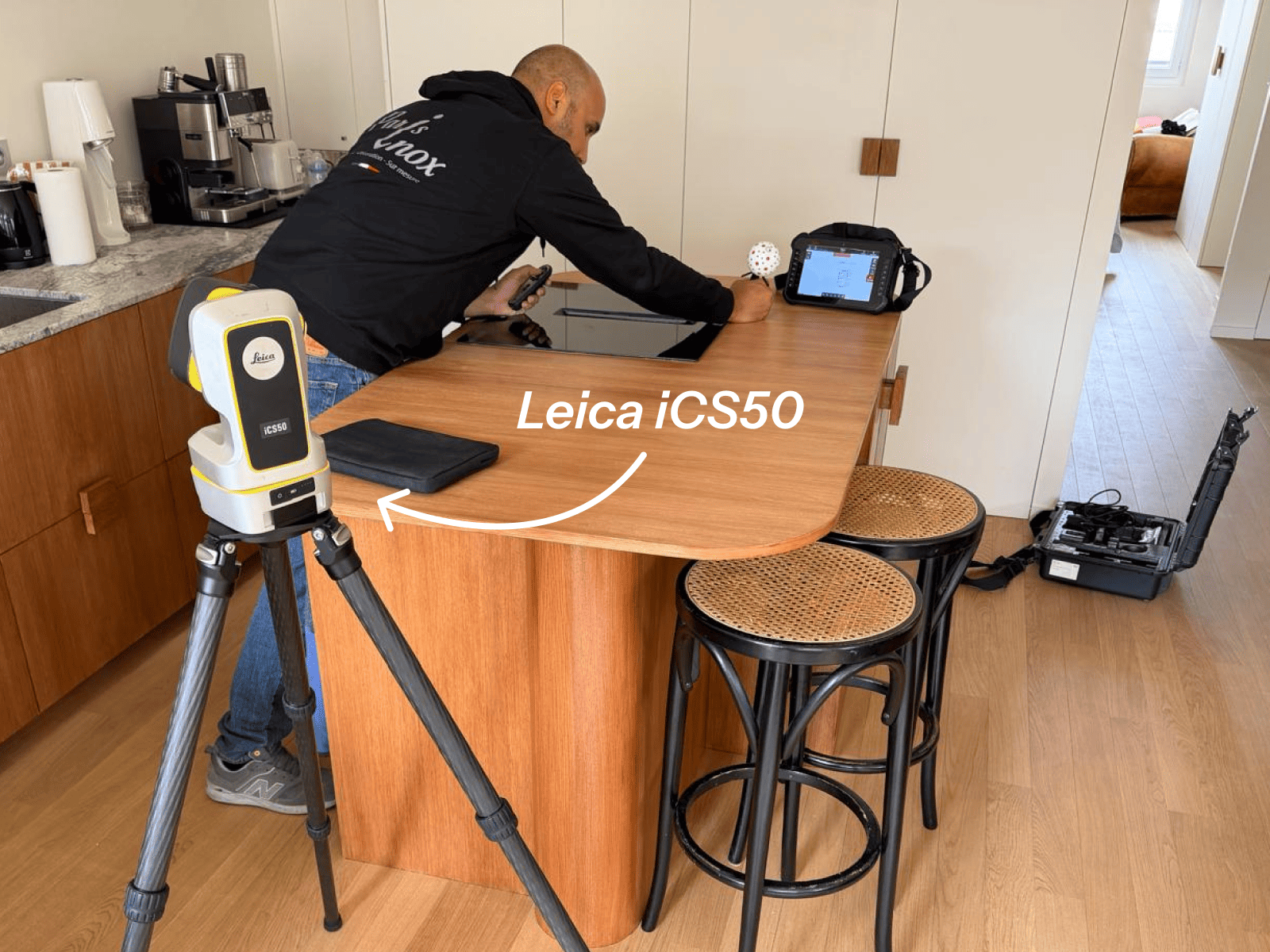 Prise de mesure au laser Leica – Paris Inox Technicien Paris Inox réalisant une prise de mesure précise sur site à l'aide d'un appareil laser Leica