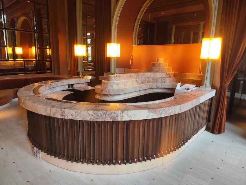 Comptoir de bar haut de gamme pour Le Grand Café Réalisation d'un bar central sur mesure par Paris Inox pour Le Grand Café, avec habillage décoratif et intégration technique professionnelle.