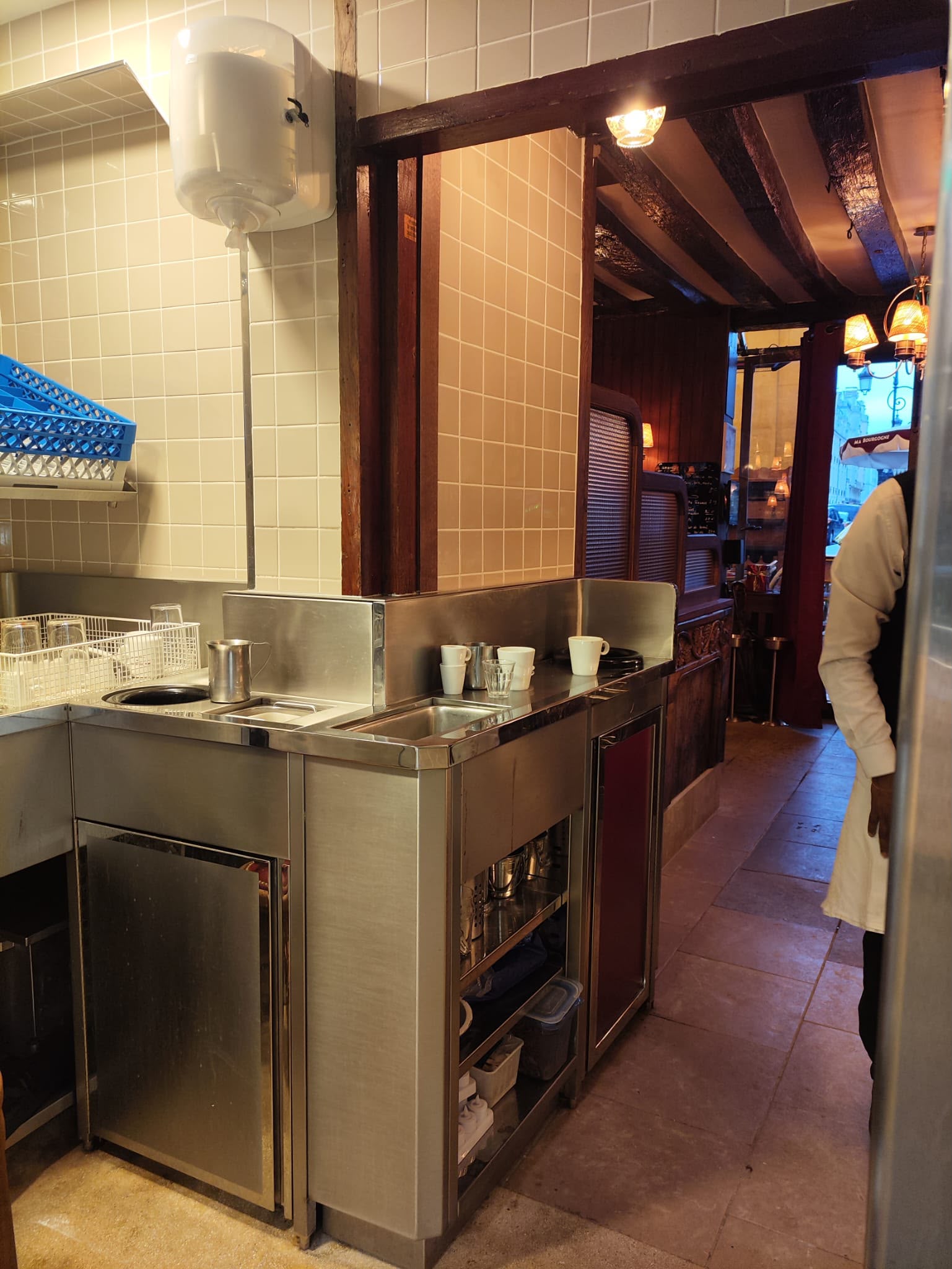 Aménagement arrière-bar inox sur mesure Aménagement arrière-bar en inox comprenant étagères, meuble technique, plan de travail et rangements réalisés sur mesure.