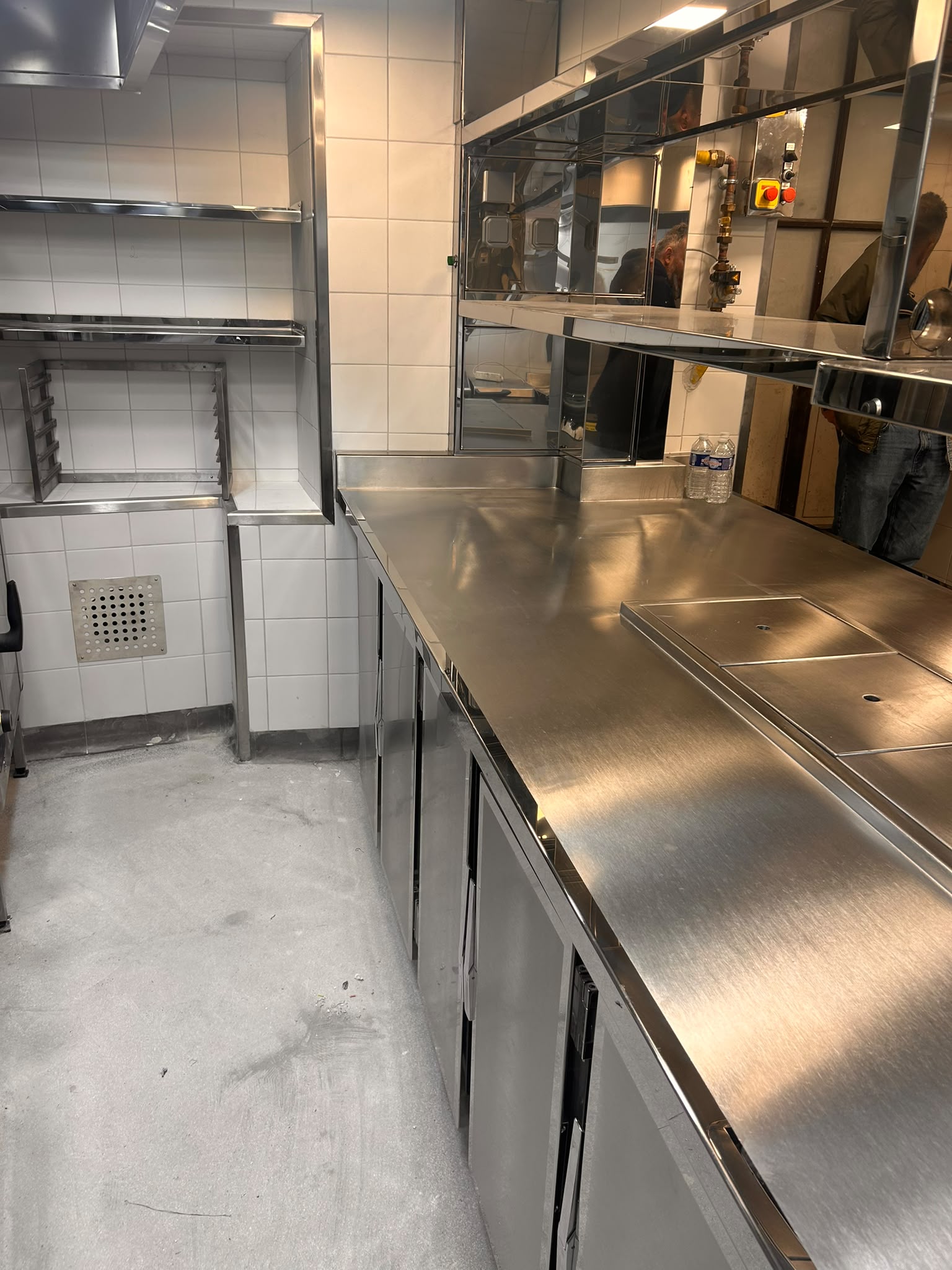 Aménagement de cuisine professionnelle en inox à Paris Aménagement sur mesure d’une cuisine professionnelle en inox à Paris, avec mobilier et équipements en acier inoxydable fabriqués par Paris Inox