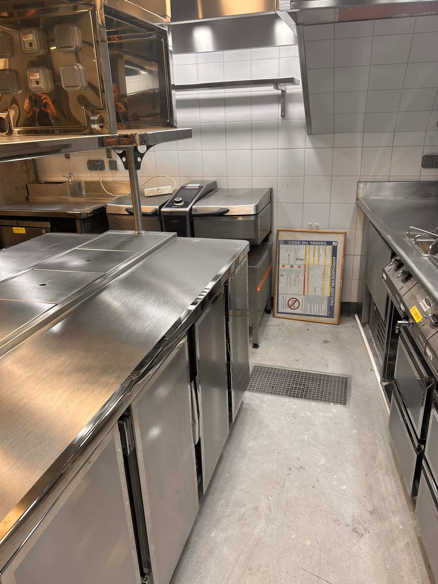 Aménagement en inox sur mesure pour cuisine professionnelle – Paris Inox Aménagement de cuisine professionnelle avec équipements et mobilier en inox fabriqués sur mesure par Paris Inox
