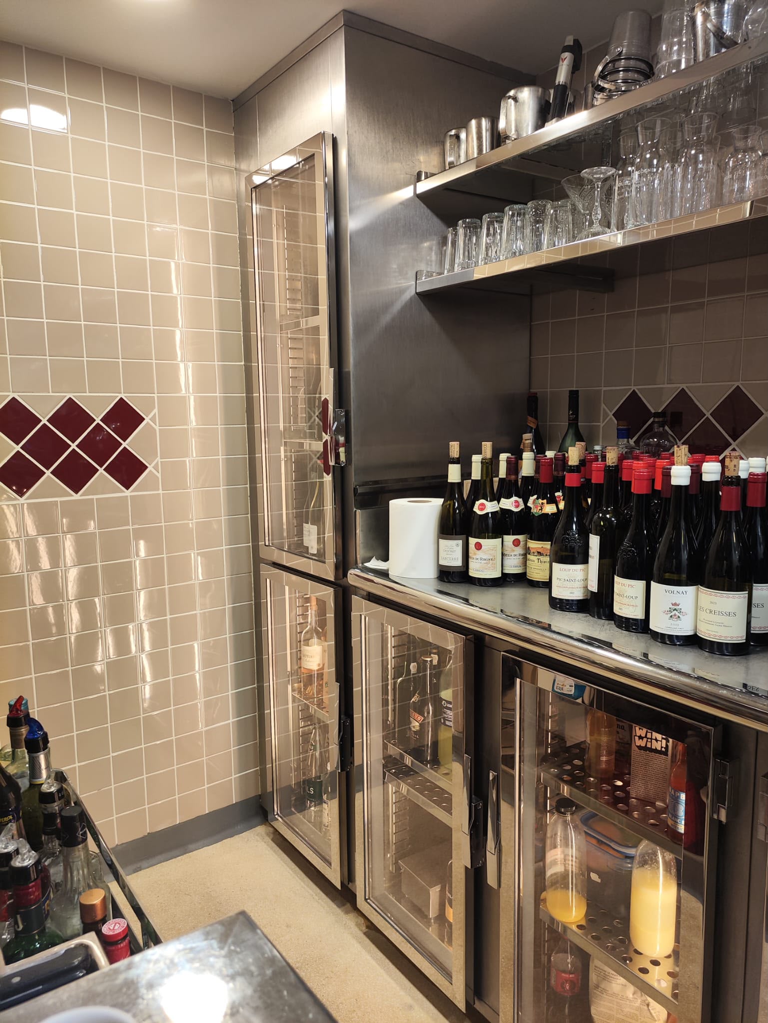 Arrière-bar inox avec vitrines réfrigérées sur mesure Arrière-bar en inox sur mesure comprenant vitrines réfrigérées, étagères murales et plan de travail pour restaurant par paris inox