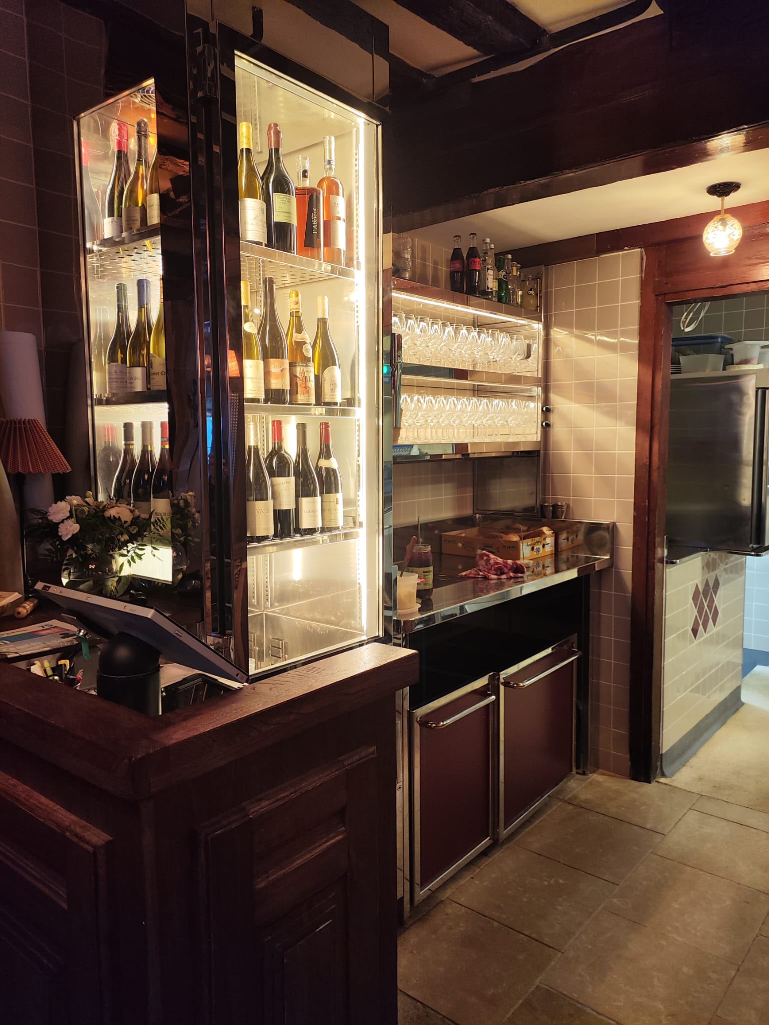 arriere-bar-inox-et-vitrine Arrière-bar professionnel réalisé en inox sur mesure avec mobilier technique, étagères murales et vitrine réfrigérée pour le stockage des boissons.