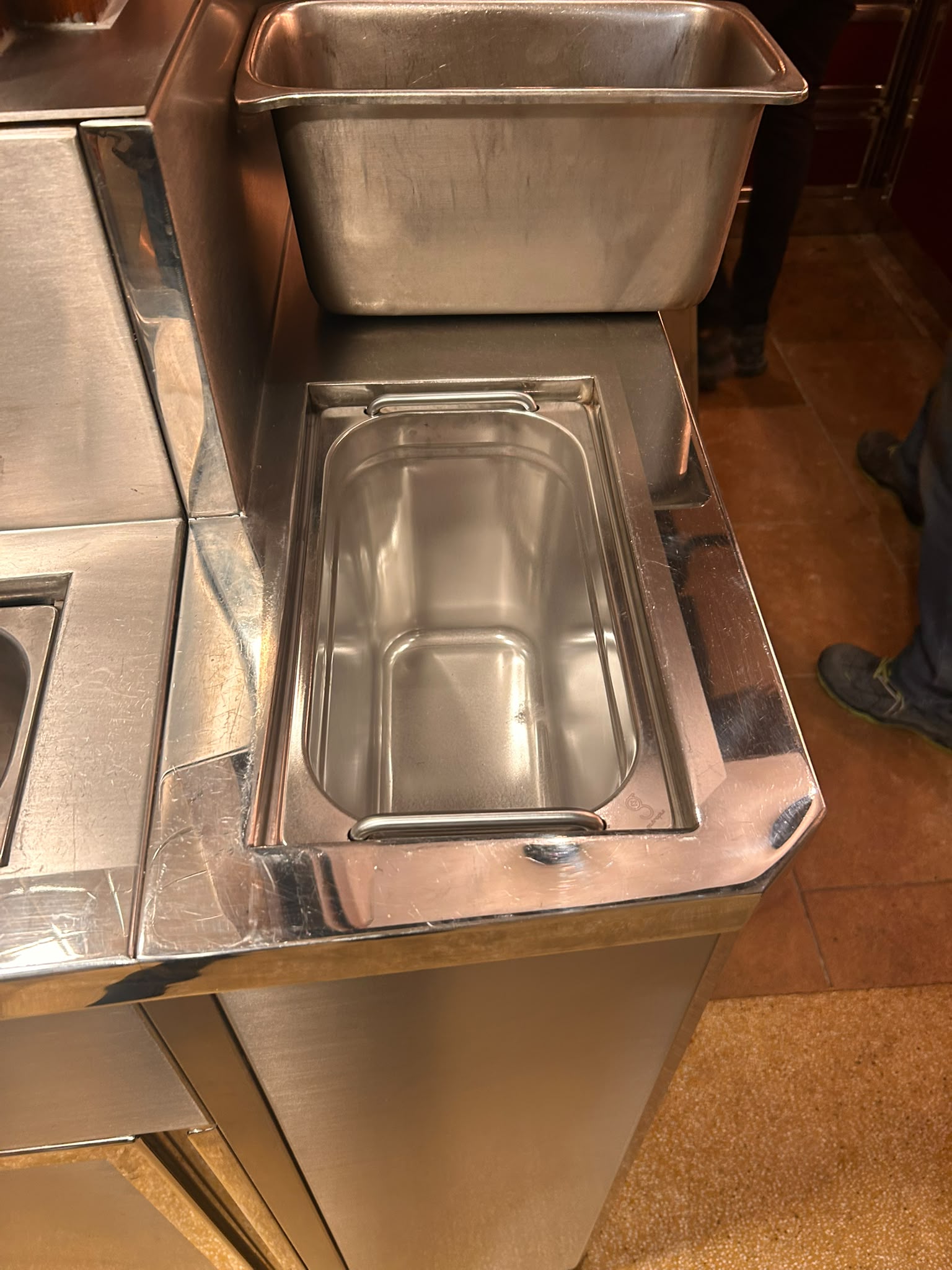 Bac gastronorme encastré inox Bac gastronorme encastré dans un plan de travail inox fabriqué sur mesure pour espace de préparation et de service.