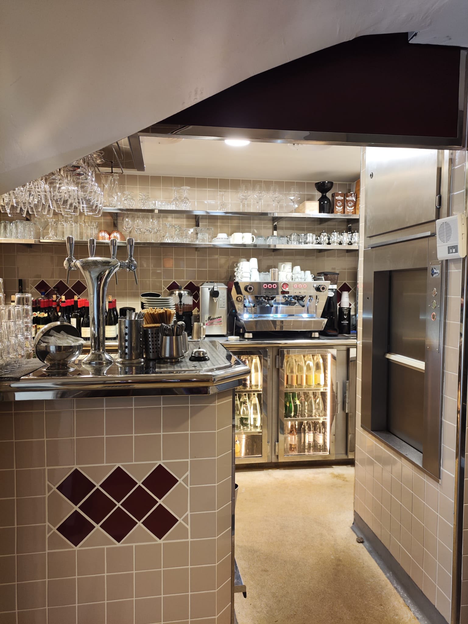 Équipements et mobilier en inox sur mesure réalisés par Paris Inox pour un bar professionnel