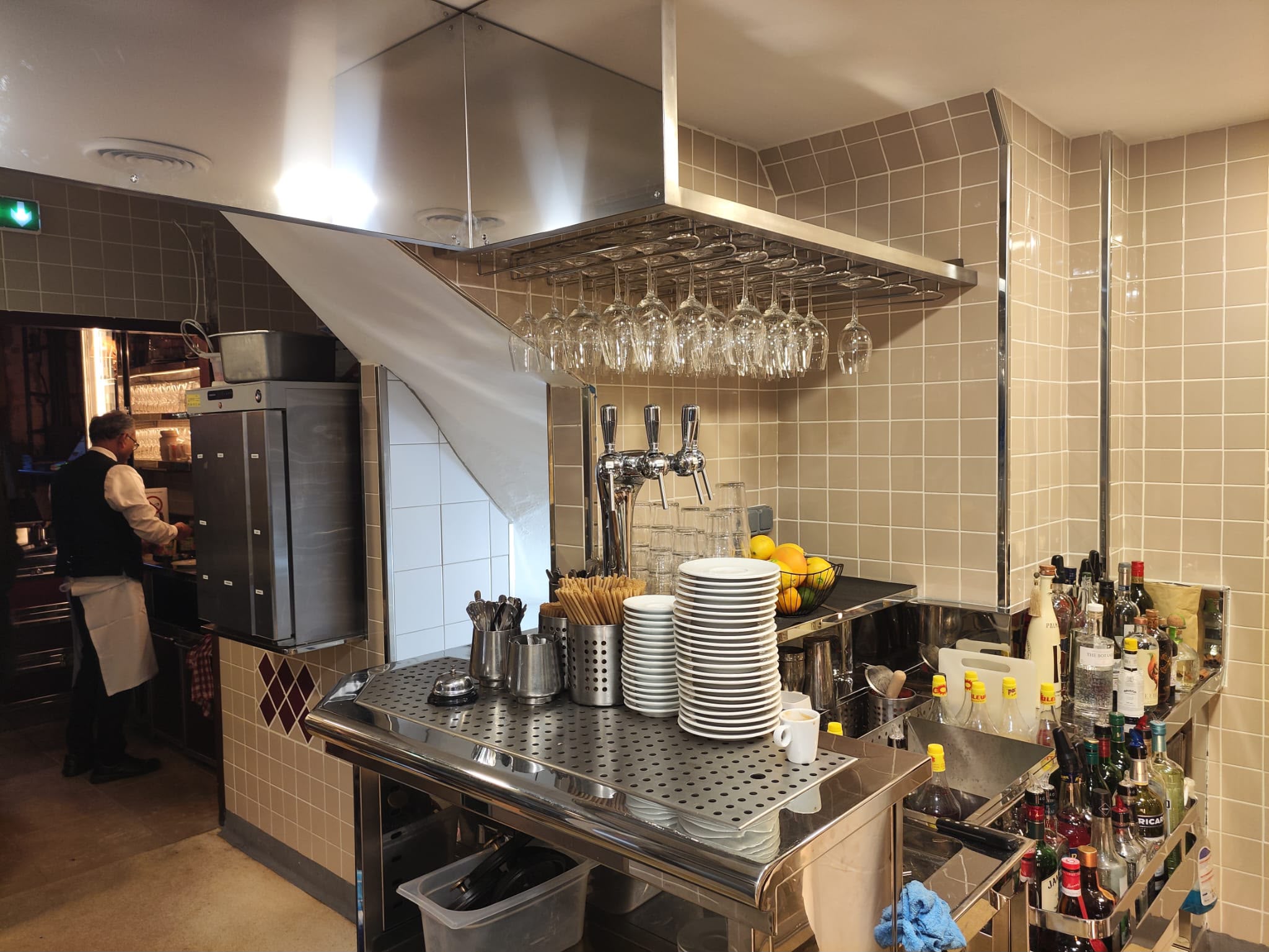 Comptoir de bar inox sur mesure Comptoir de bar en inox avec colonne de tirage, porte-verres suspendu et aménagement professionnel réalisé sur mesure.