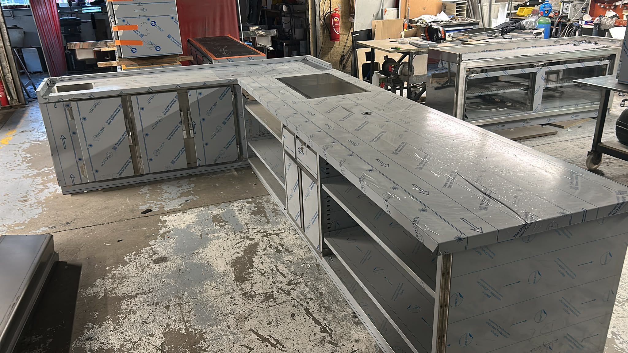 Comptoir inox d’angle sur mesure pour restaurant Fabrication et installation d'un comptoir inox d'angle sur mesure pour un espace de restauration professionnelle