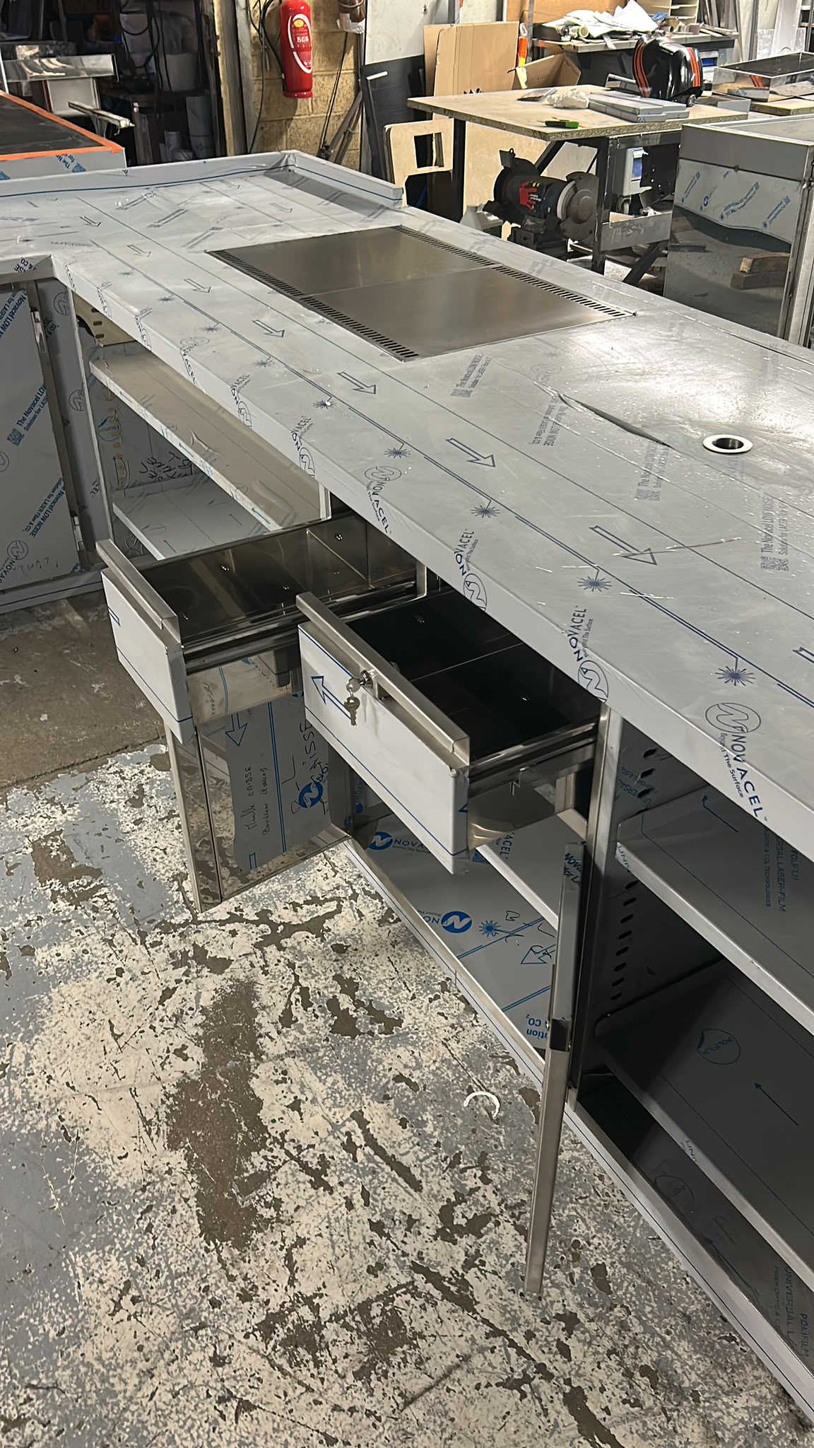 Comptoir inox d’angle sur mesure pour restaurant Fabrication et installation d'un comptoir inox d'angle sur mesure pour un espace de restauration professionnelle