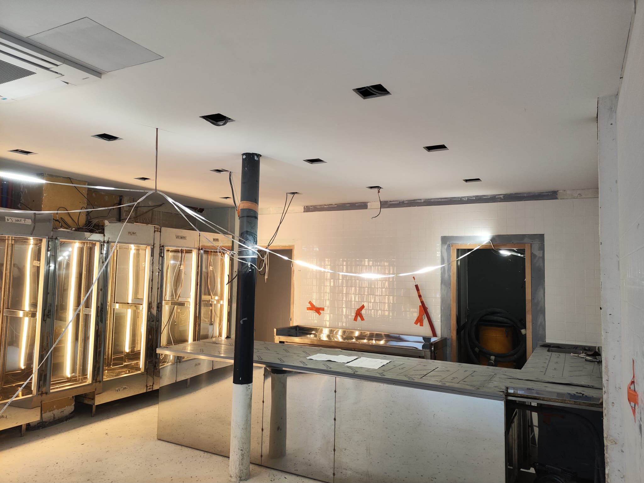 cuisine-vitrine-refrigeree-inox-sur-mesure Vue d'ensemble d'un aménagement inox sur mesure avec comptoir et équipements de restauration