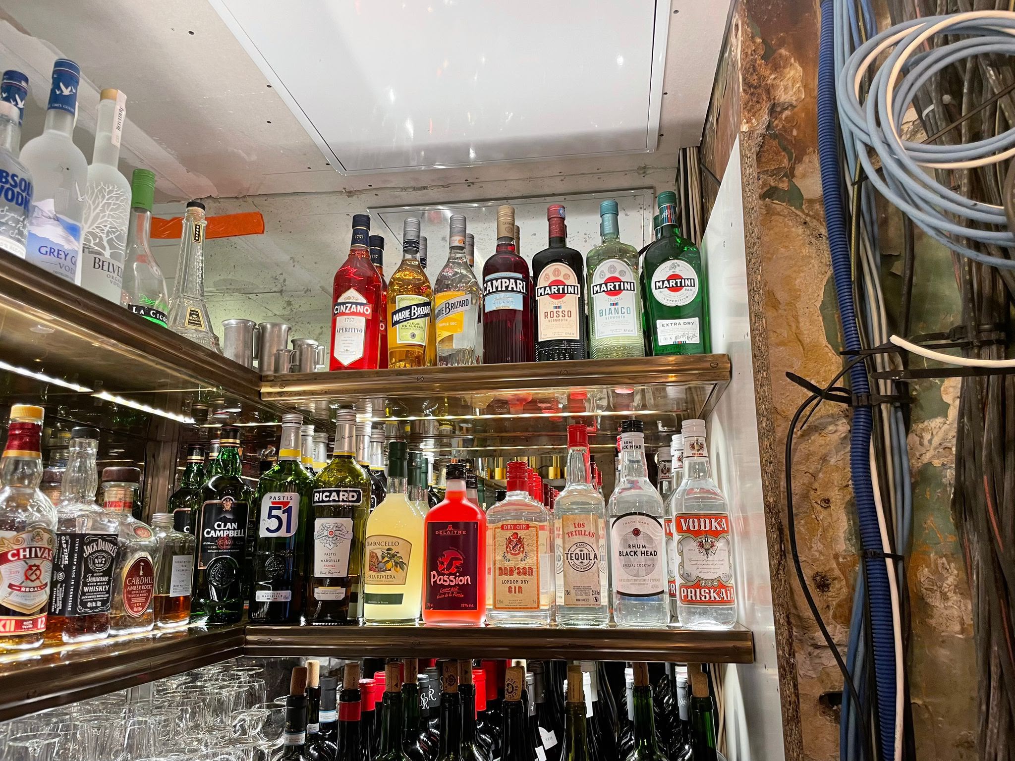 Étagères arrière bar sur mesure pour le rangement des bouteilles dans un bar, réalisées par Paris Inox.