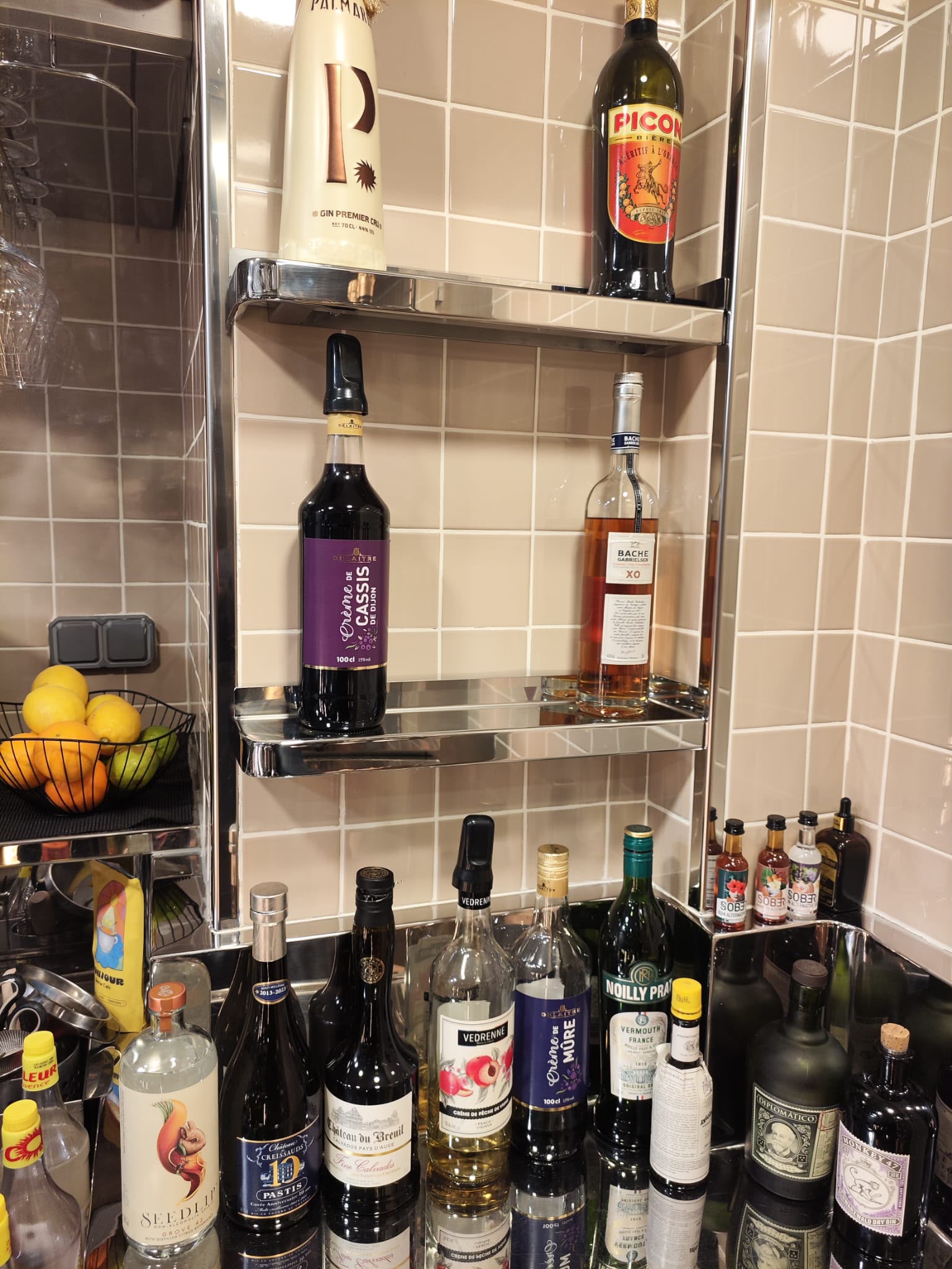 Étagère murale inox pour bouteilles pour Bar/restaurant Étagère murale en inox sur mesure destinée au rangement et à la présentation des bouteilles dans un espace bar.