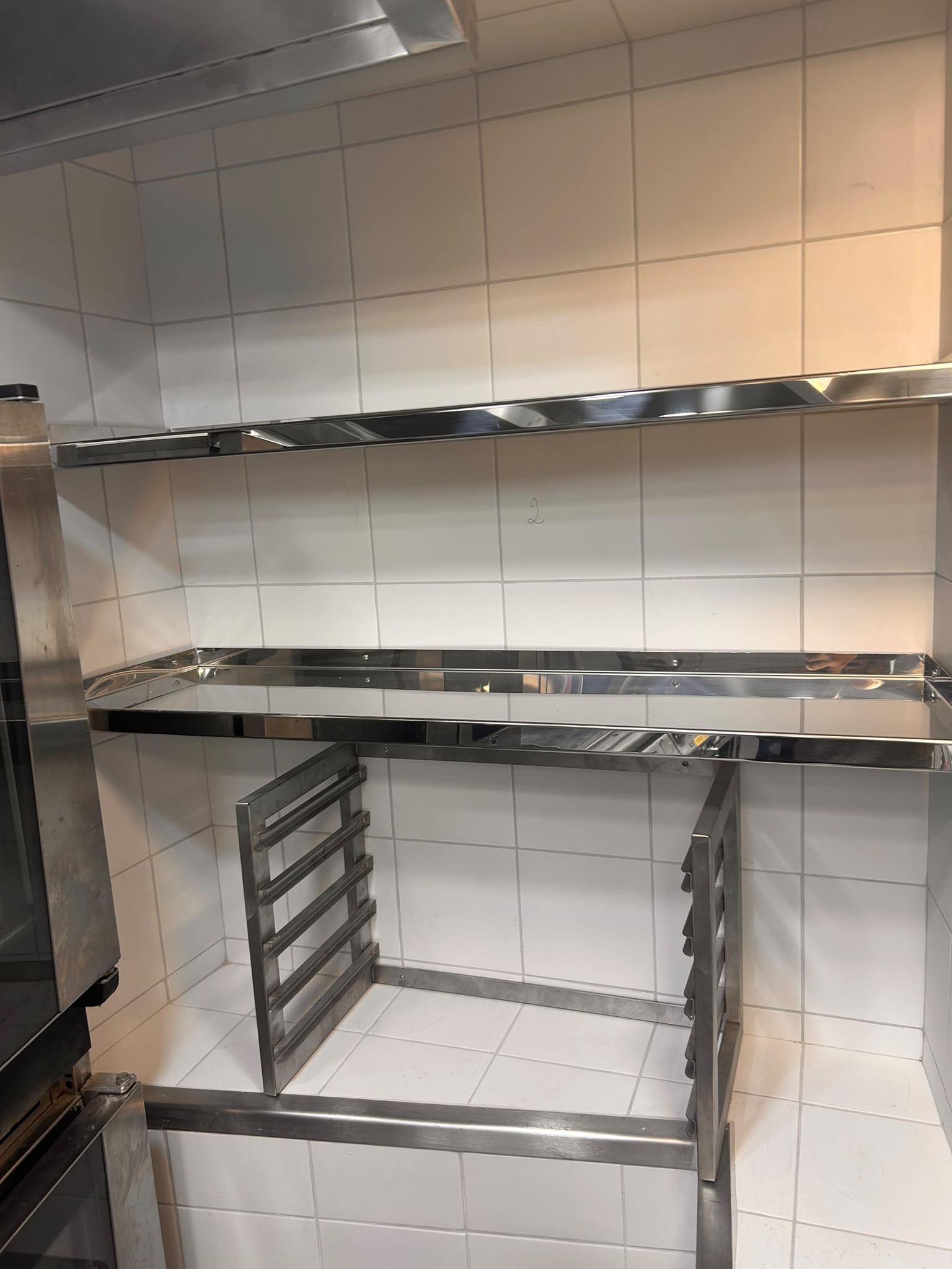 Rangements muraux en inox pour cuisine professionnelle – Paris Inox Étagères en inox fixées au mur pour optimiser le rangement dans une cuisine professionnelle, réalisées par Paris Inox