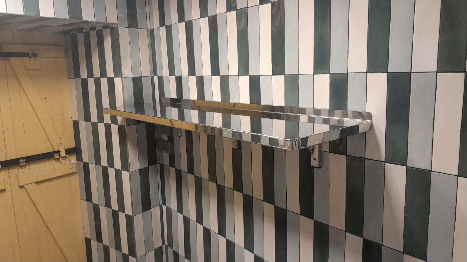 Étagères murales en inox pour cuisine professionnelle – Paris Inox Étagères murales en inox sur mesure pour le rangement et l’organisation d’une cuisine professionnelle, fabriquées par Paris Inox