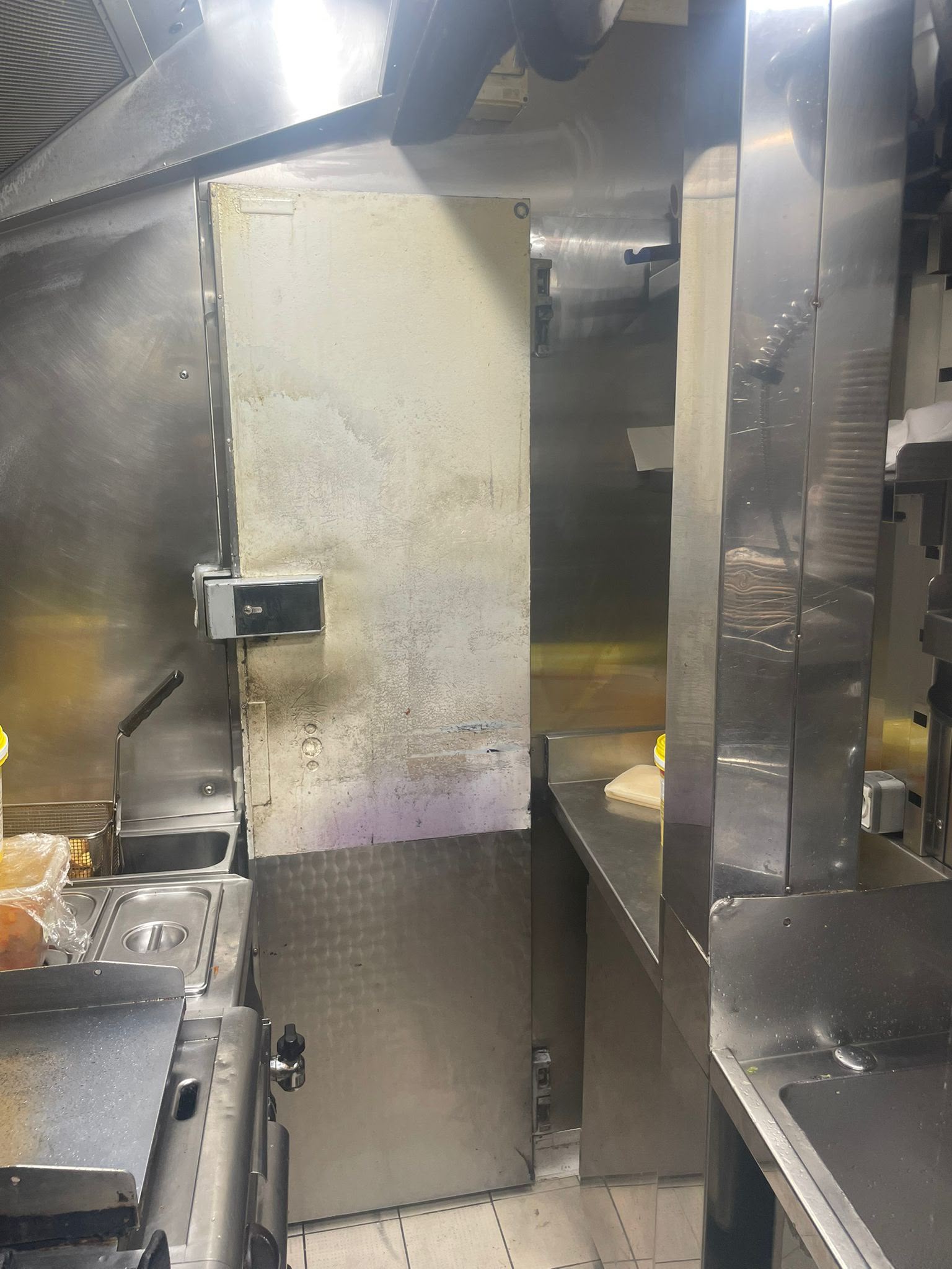 Habillage inox sur mesure en cuisine professionnelle Habillage mural en inox sur mesure installé dans une cuisine professionnelle pour protéger les parois et faciliter l'entretien
