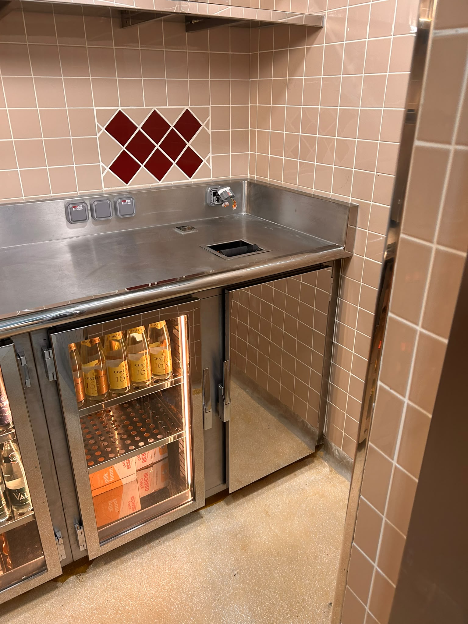 Meuble bas réfrigéré en inox avec portes vitrées Meuble réfrigéré en inox avec portes vitrées fabriqué sur mesure par Paris Inox