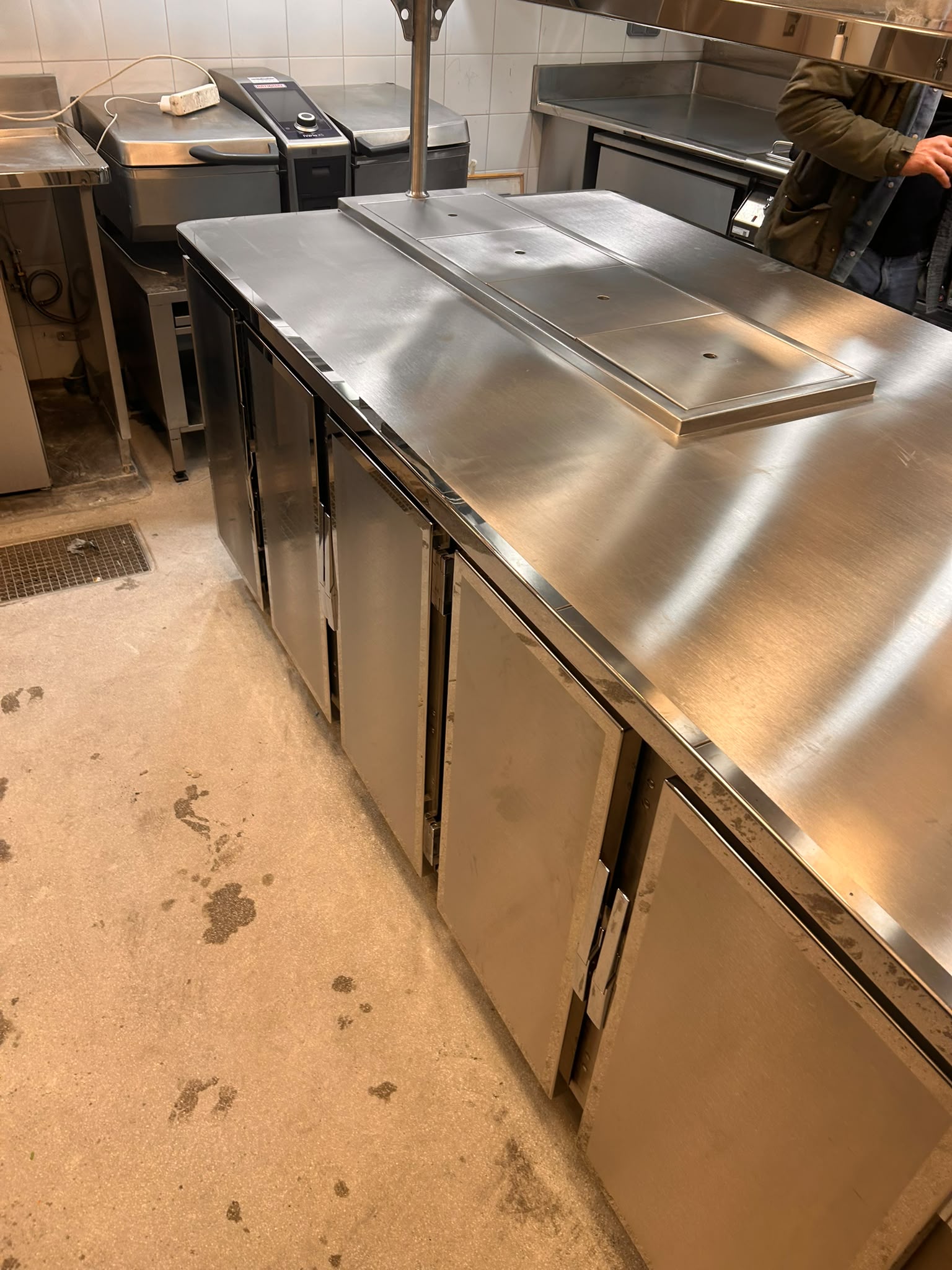 Mobilier ilot central en inox pour cuisine professionnelle – Paris Inox Meuble de travail en inox installé au centre d’une cuisine professionnelle, fabriqué sur mesure par Paris Inox pour les besoins de la restauration