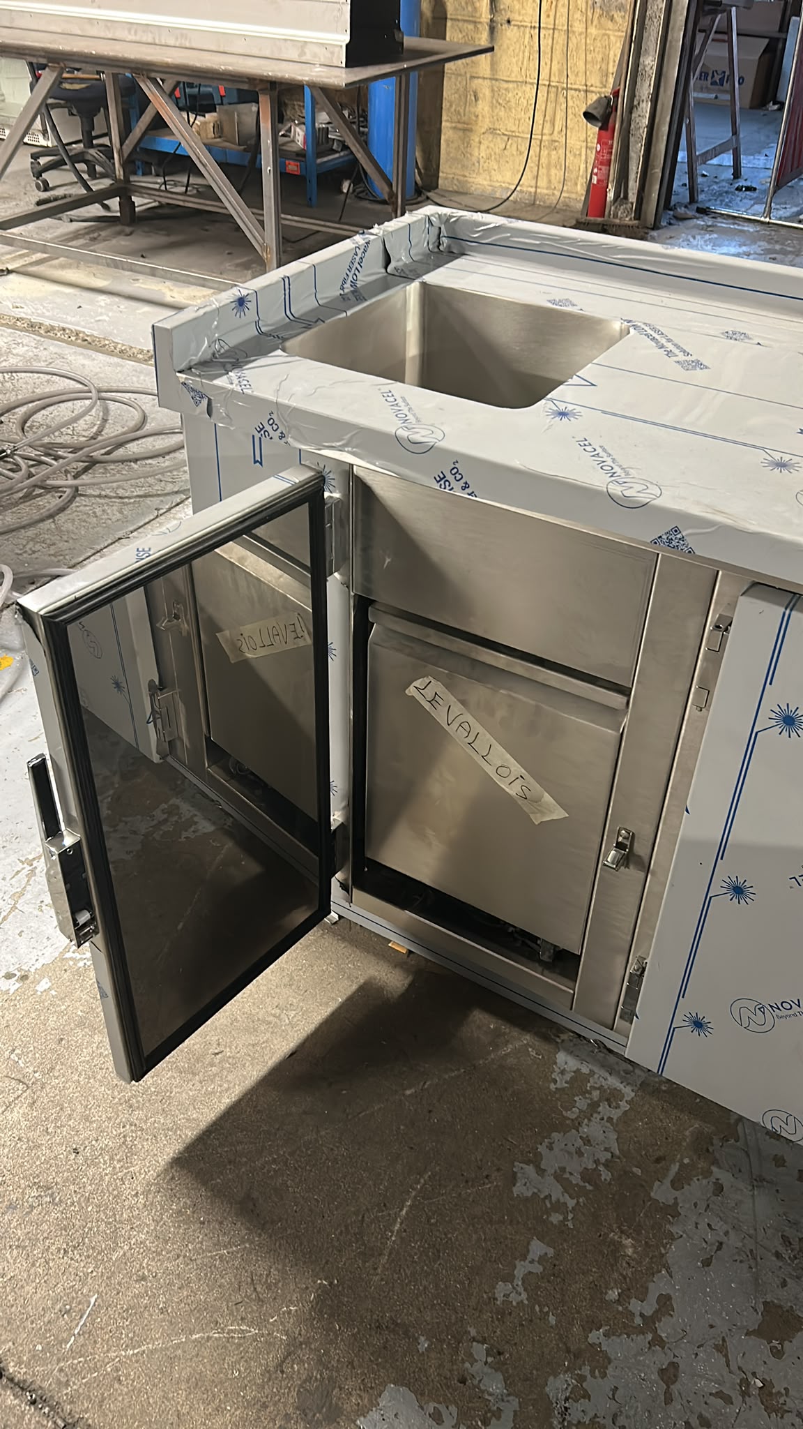 Meuble inox avec évier intégré Meuble inox professionnel sur mesure avec évier intégré et compartiments de rangement