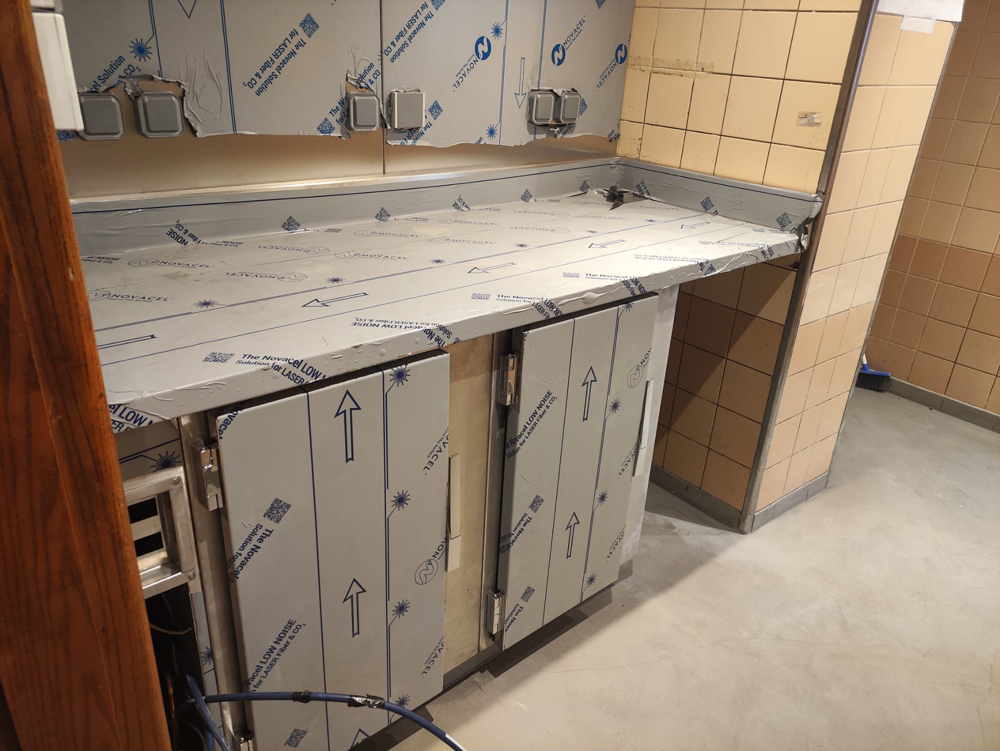 Meuble inox professionnel avec rangements intégrés Ensemble de mobilier inox sur mesure comprenant plan de travail, meubles bas et armoires murales pour cuisine professionnelle.