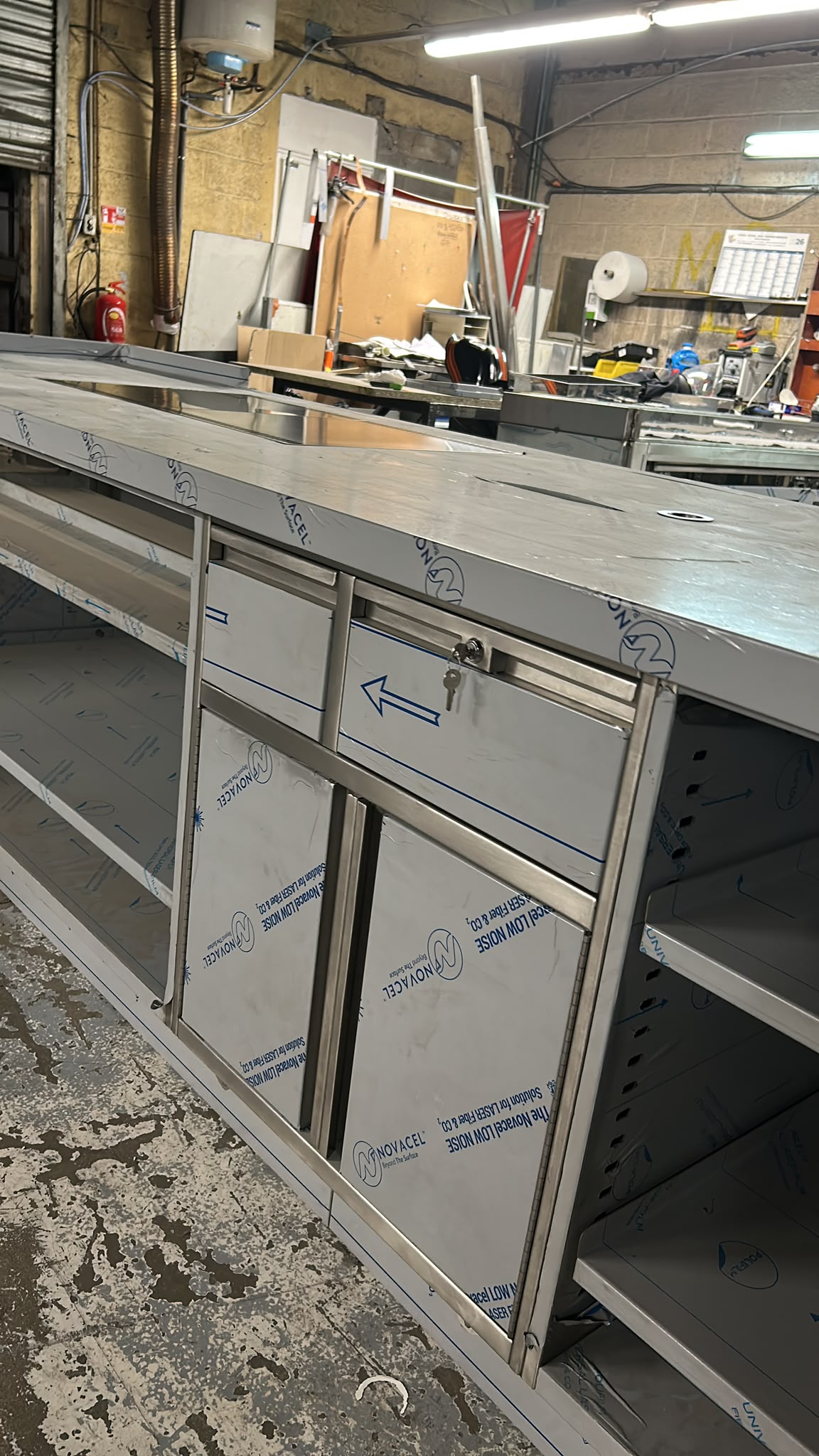 Meuble inox professionnel avec rangements Meuble inox sur mesure avec portes, étagères et tiroirs pour établissement de restauration