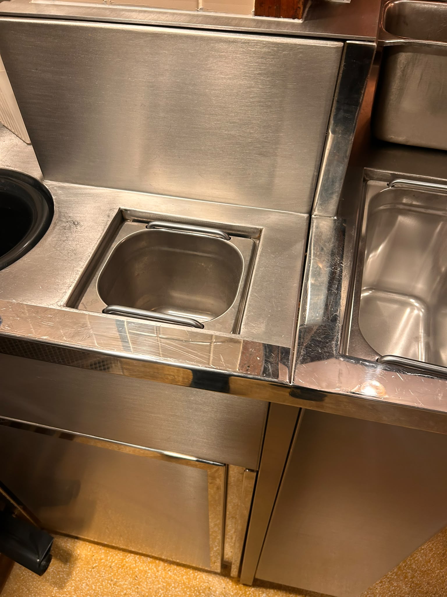 Bac encastré inox sur plan de travail Bac encastré en inox intégré dans un plan de travail professionnel pour la préparation et le service au bar.