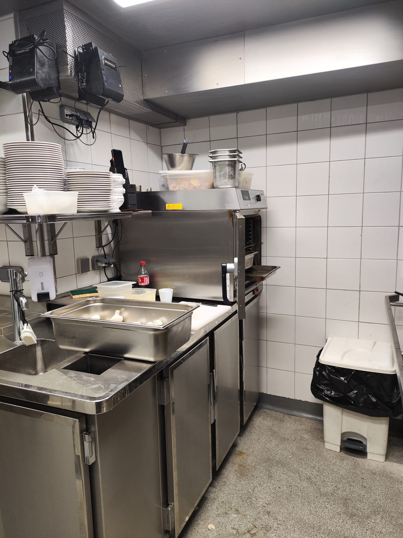 Mobilier inox pour cuisine professionnelle Mobilier inox sur mesure avec plan de travail, évier intégré, rangements bas et équipements de cuisine professionnelle.
