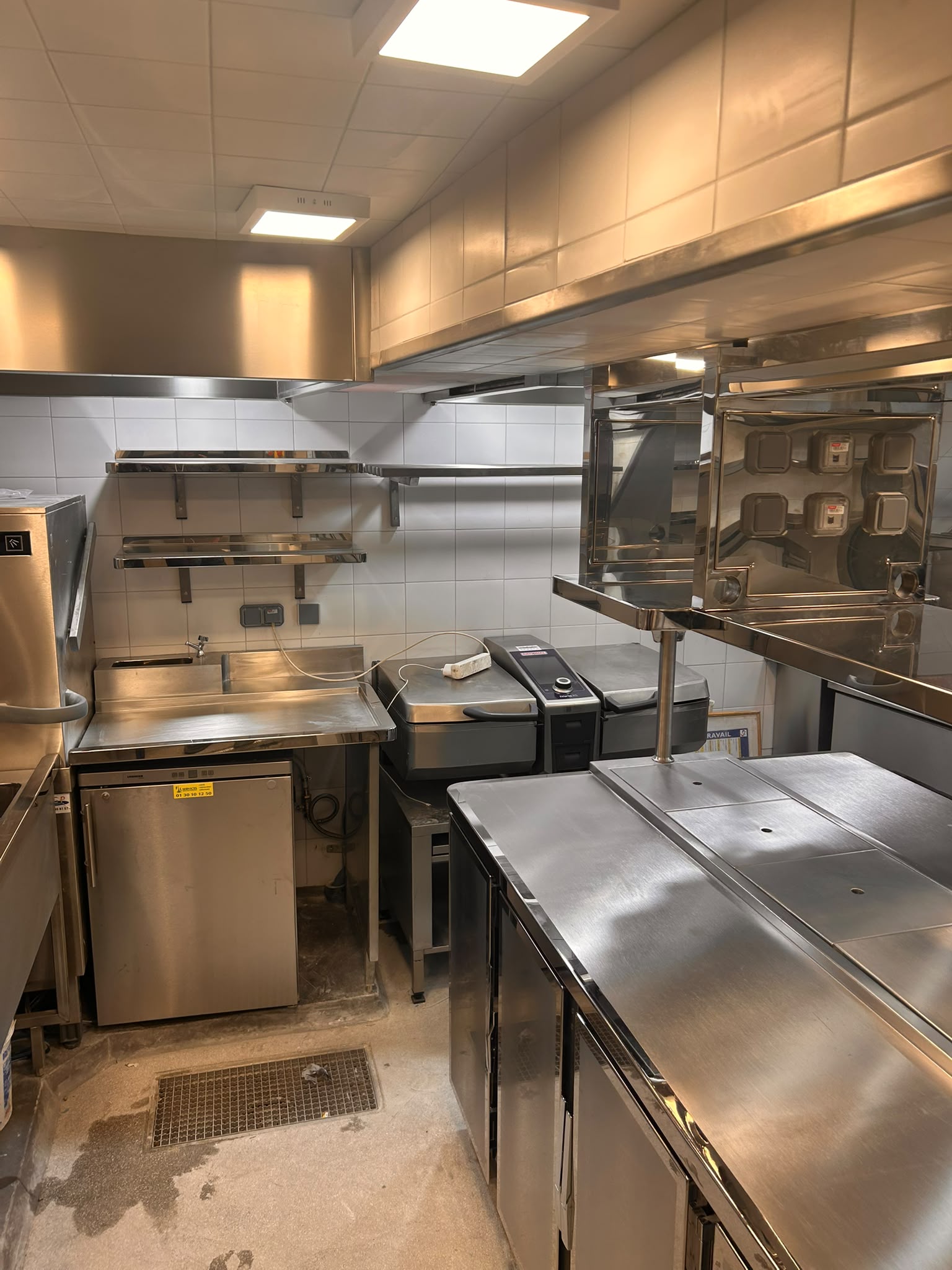 Fabrication de mobilier inox pour les professionnels Équipements et meubles en inox réalisés sur mesure par Paris Inox pour répondre aux besoins d’aménagement des établissements de restauration