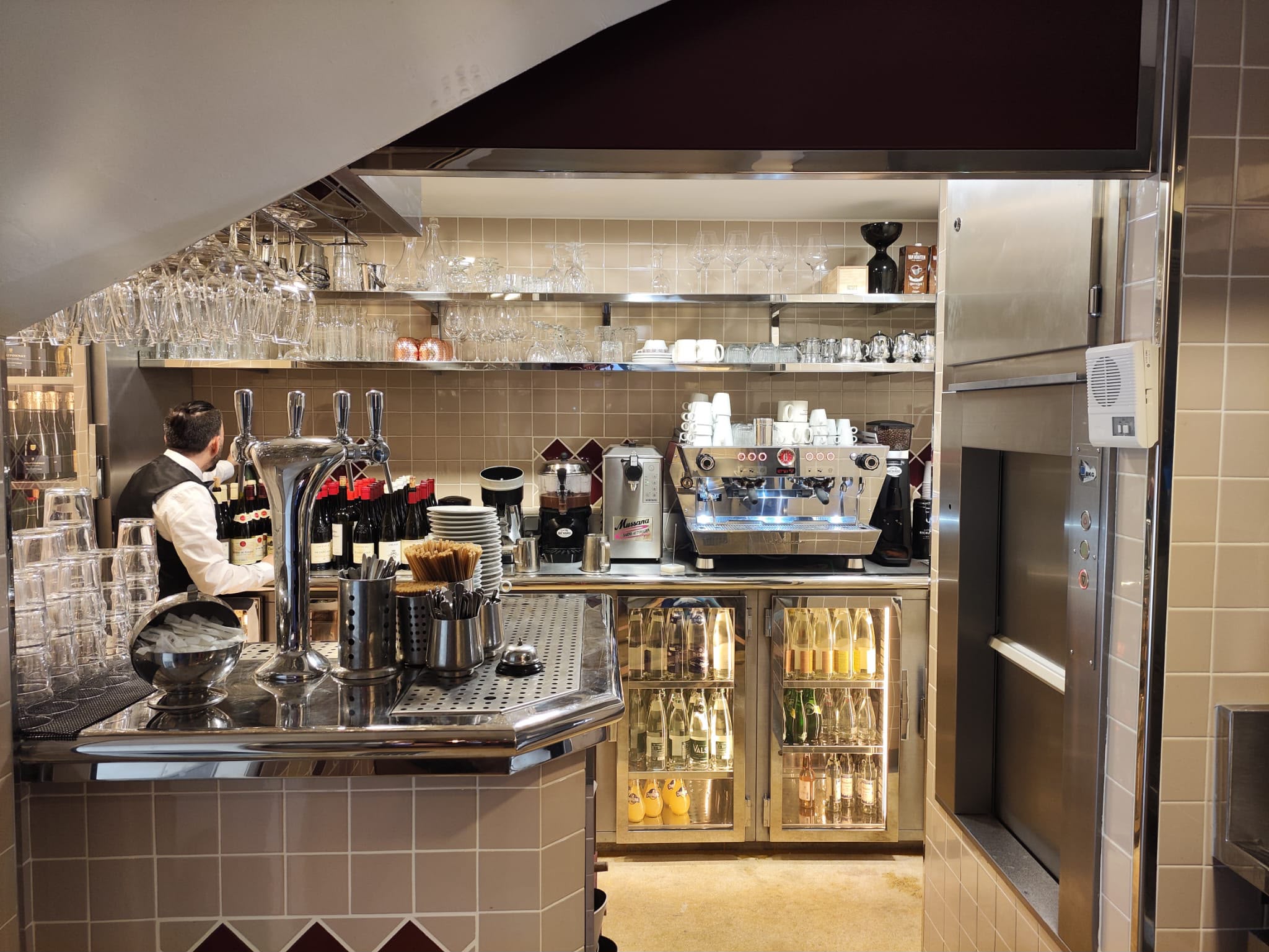 Mobilier inox sur mesure pour bar de restaurant Mobilier en inox sur mesure fabriqué par Paris Inox pour un bar de restaurant