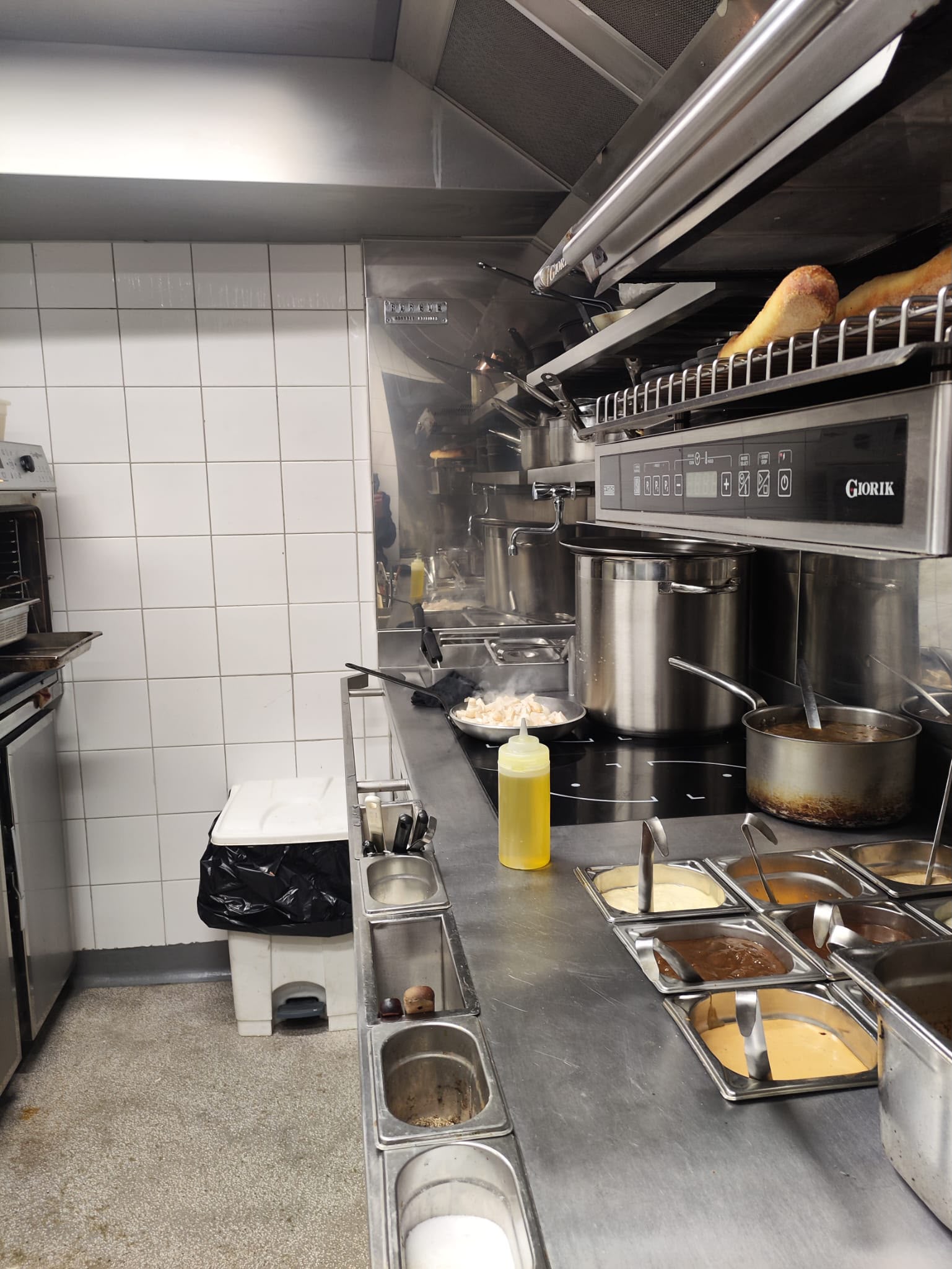 Plan de cuisson inox professionnel Plan de cuisson professionnel en inox avec bacs intégrés, espace de préparation et habillage inox sur mesure.